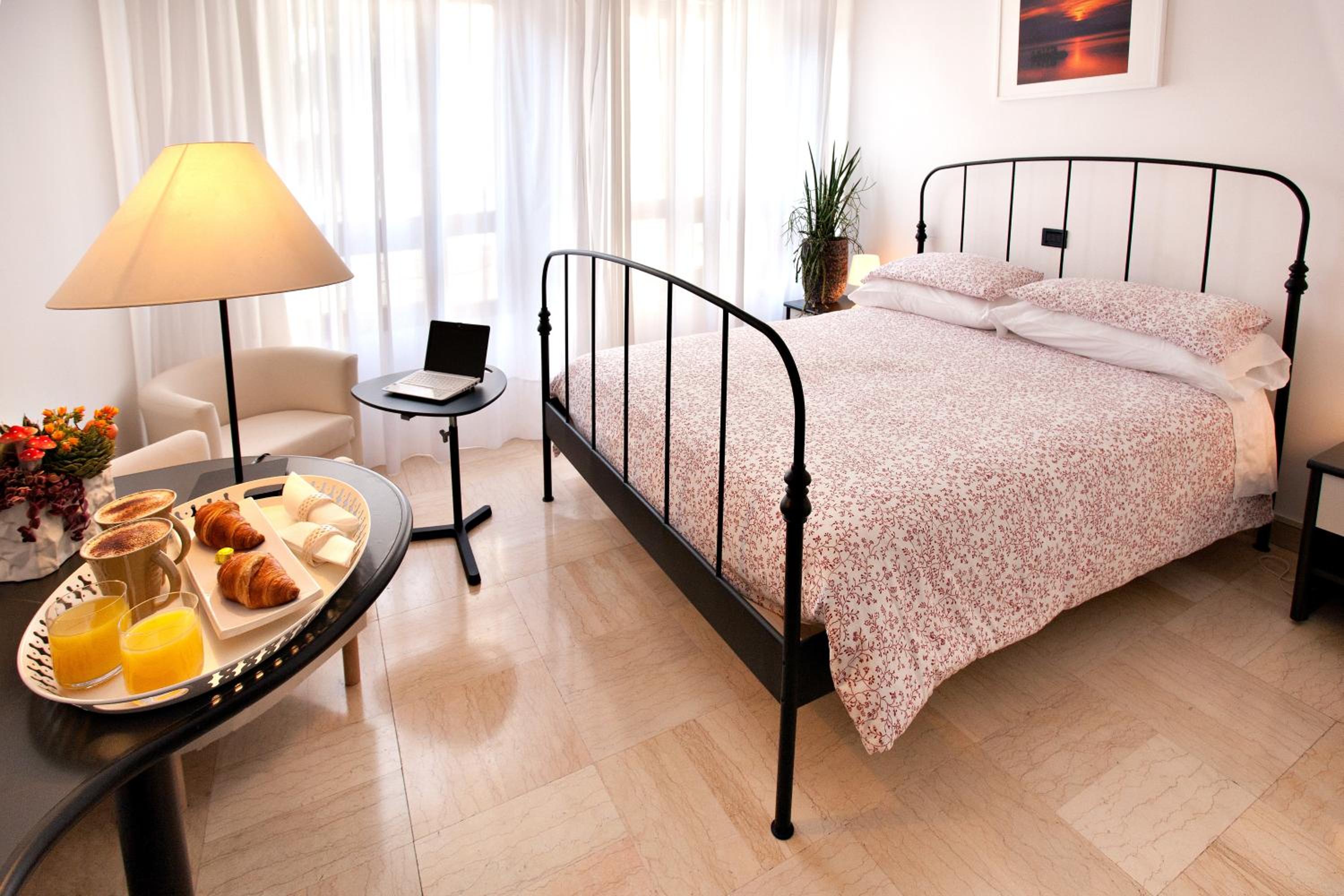 Double Room - Photo 8