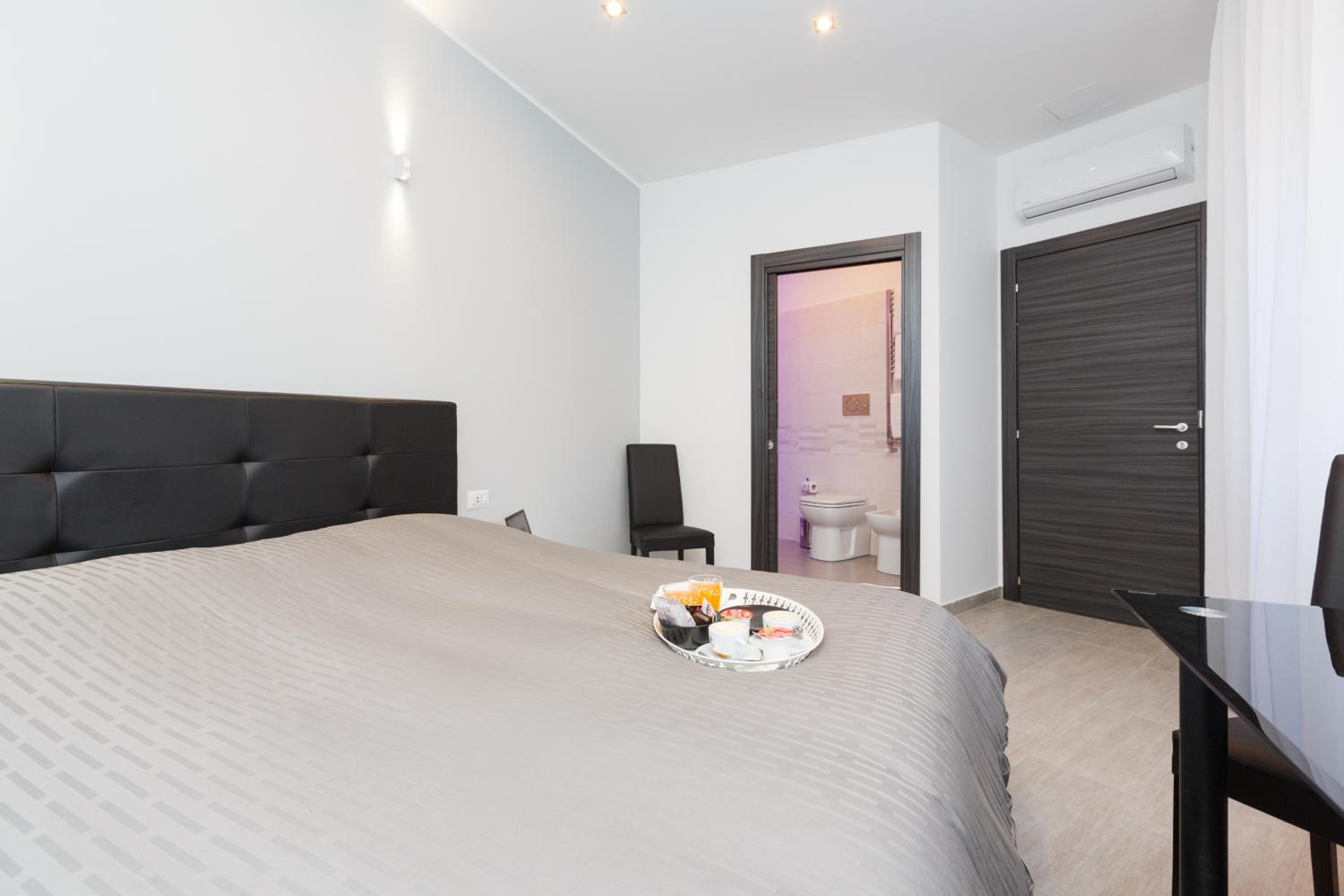 Twin Room with Private Bathroom photo 1