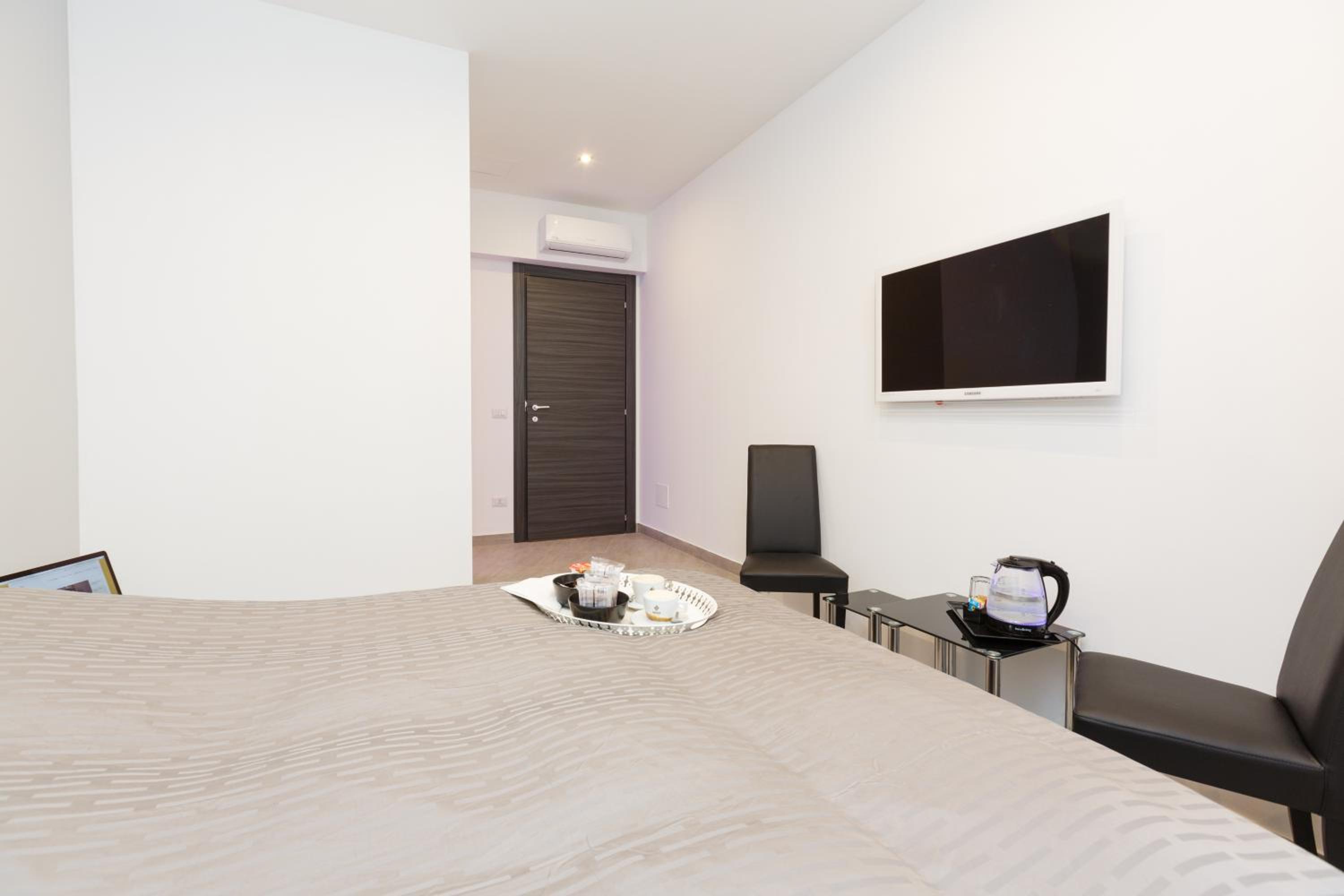 Twin Room with Private Bathroom photo 3