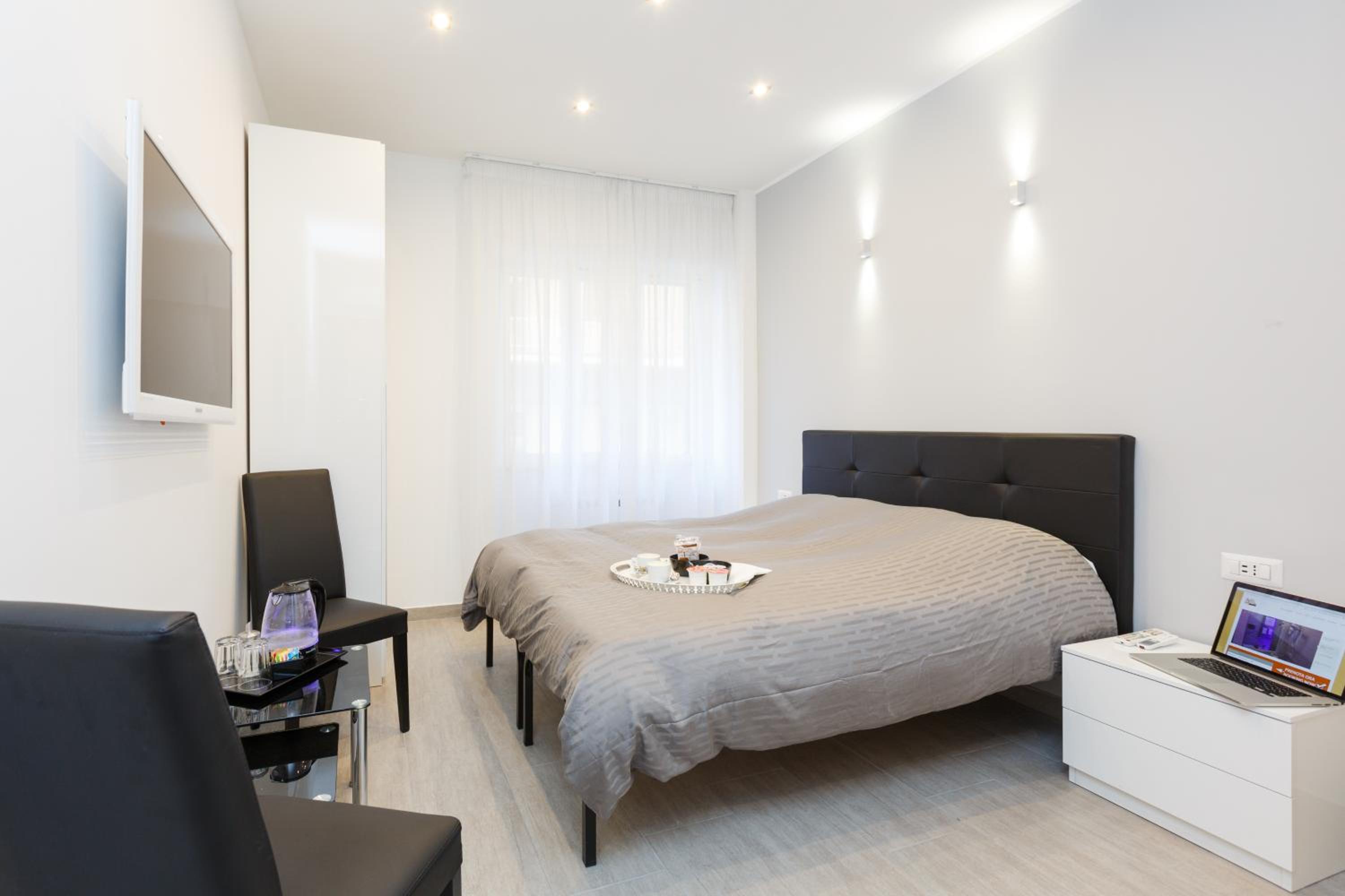 Twin Room with Private Bathroom photo 2