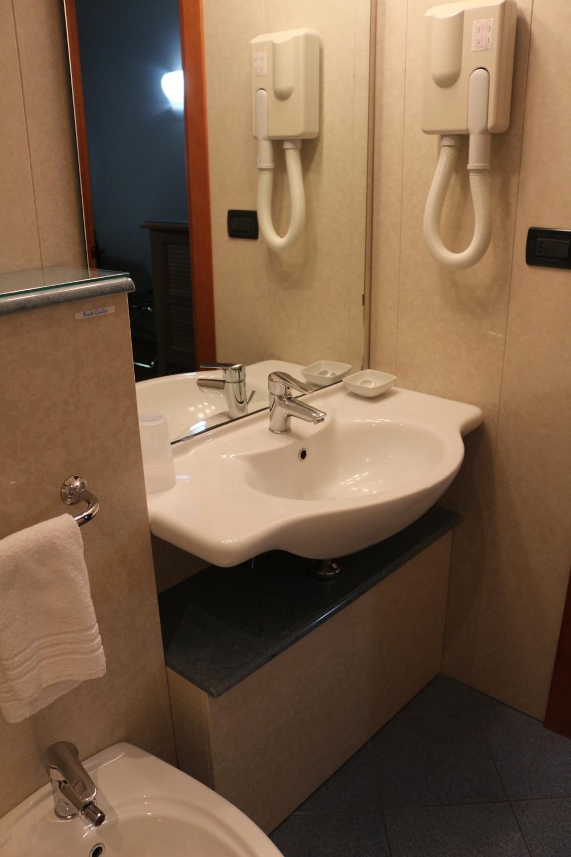Double or Twin Room - Photo 4