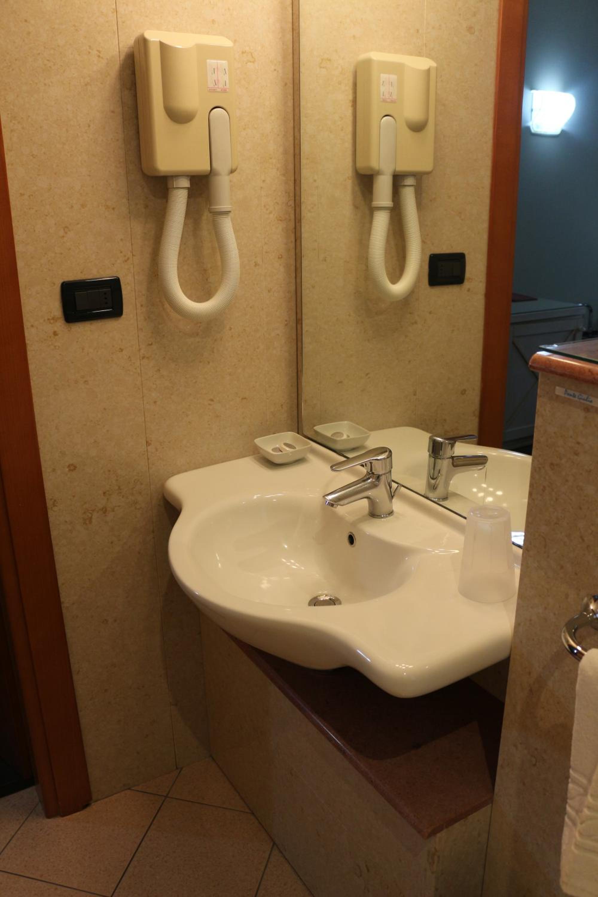 Superior Double or Twin Room - Photo 7