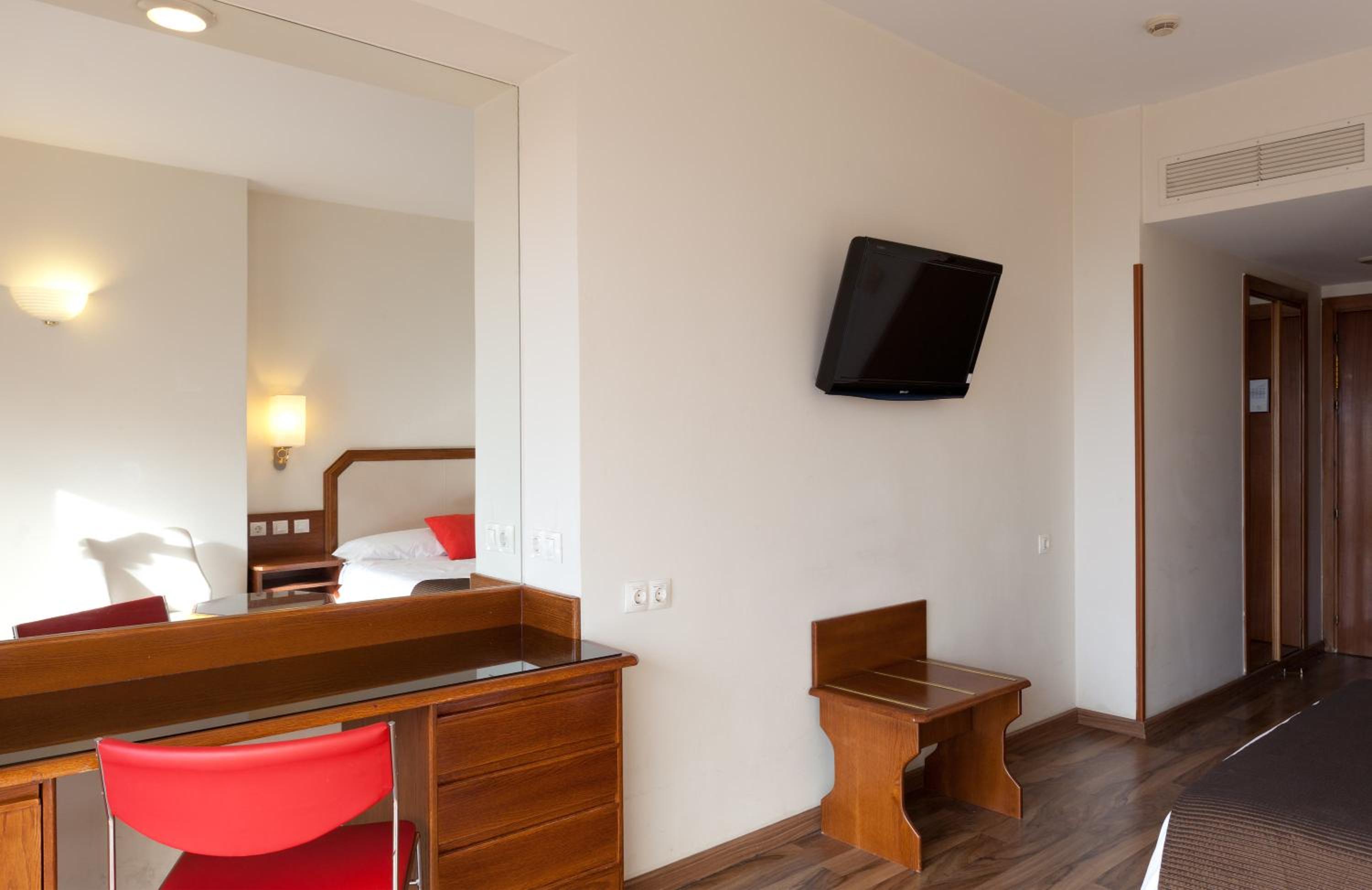 Twin Room (1-2 Adults) - Photo 9