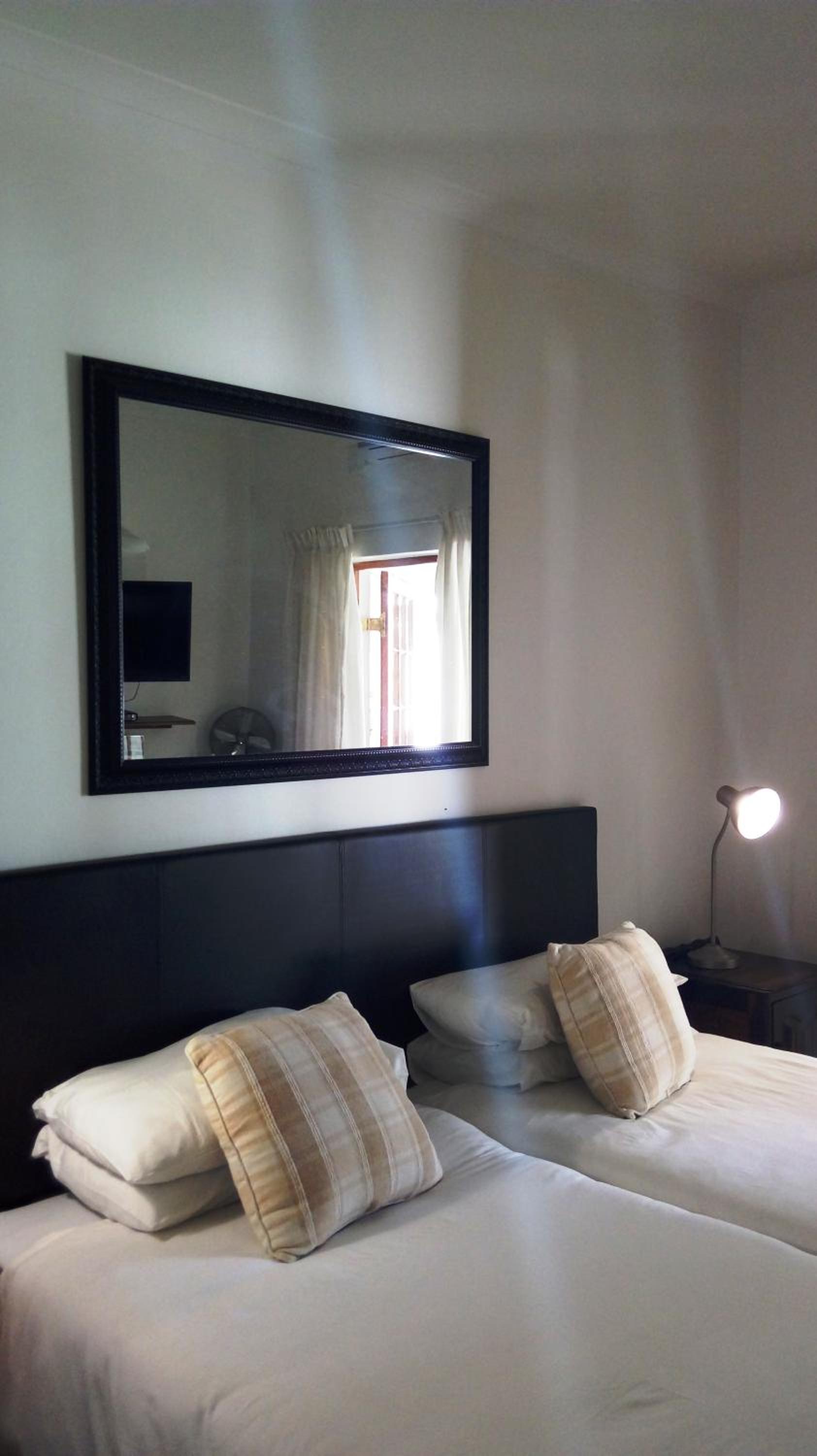 Twin Room - Photo 3