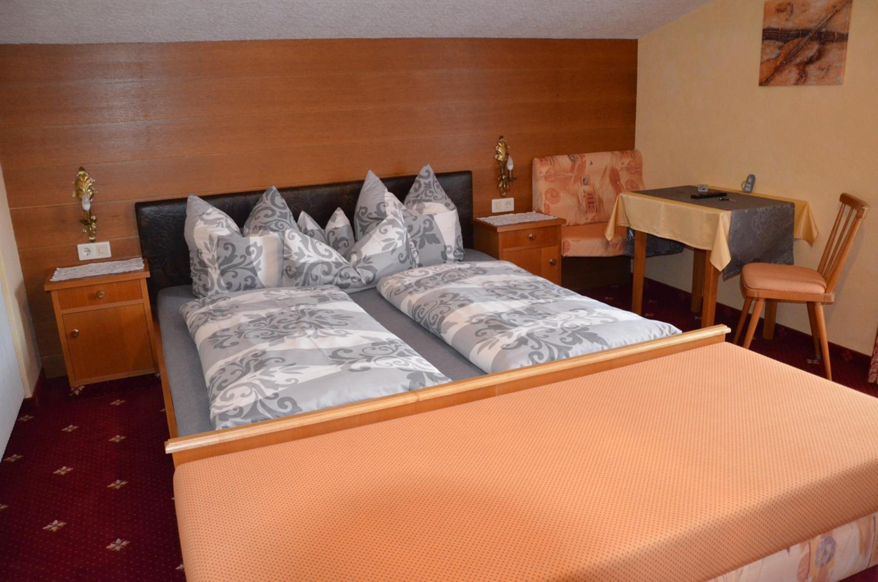 Budget Double Room with Balcony Street View photo 3