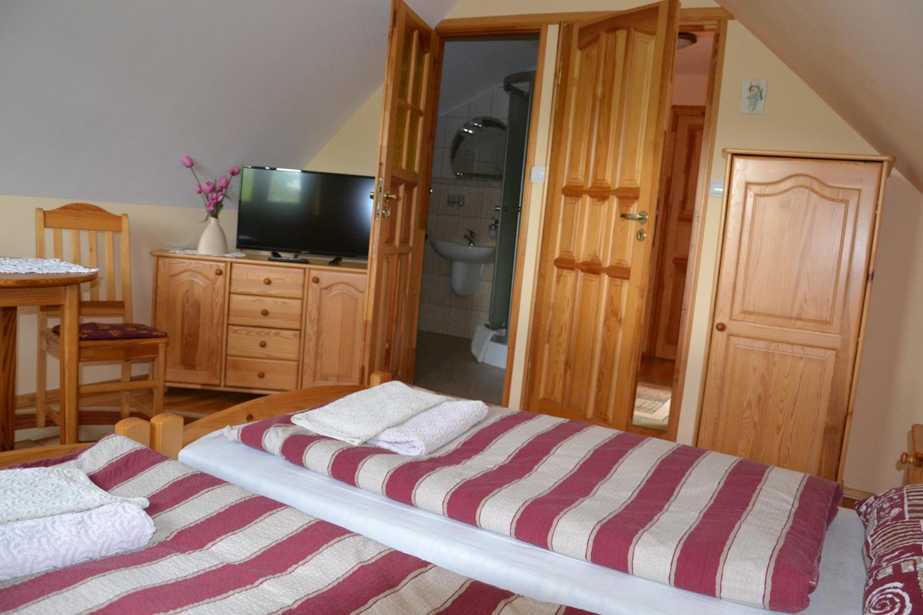 Twin Room with Private Bathroom - Photo 2