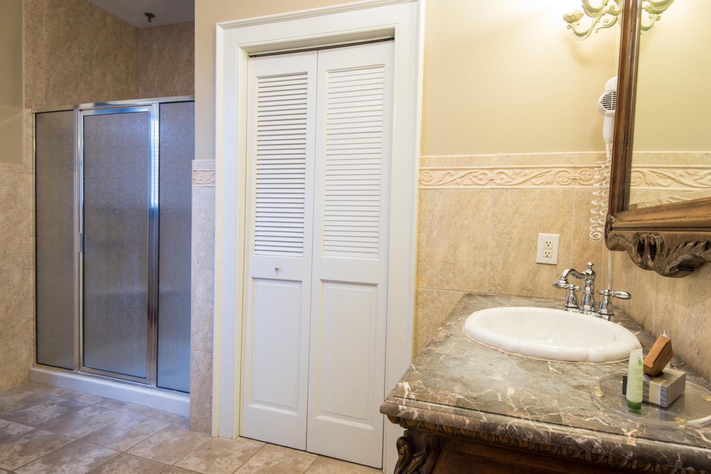 Honeymoon Suite photo 2