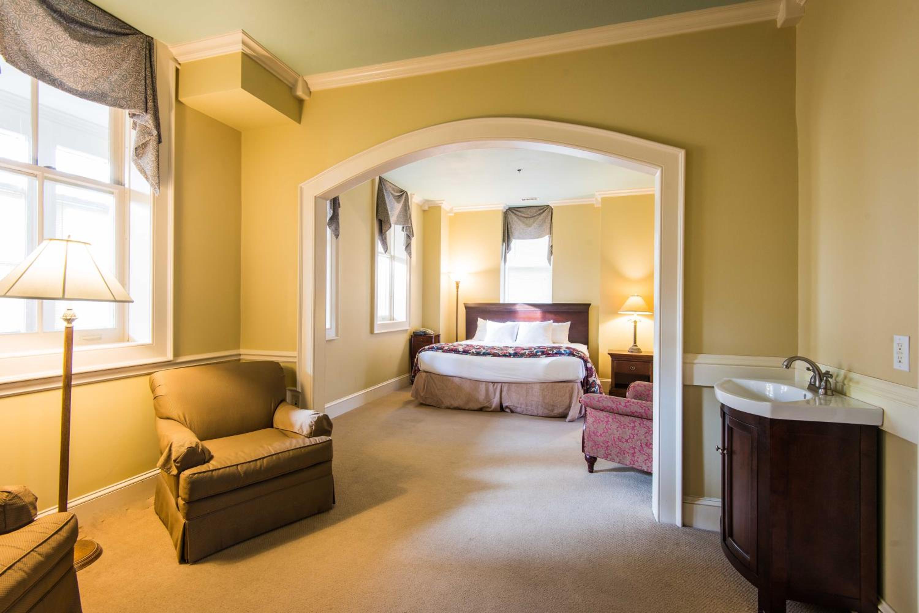 Deluxe King Suite