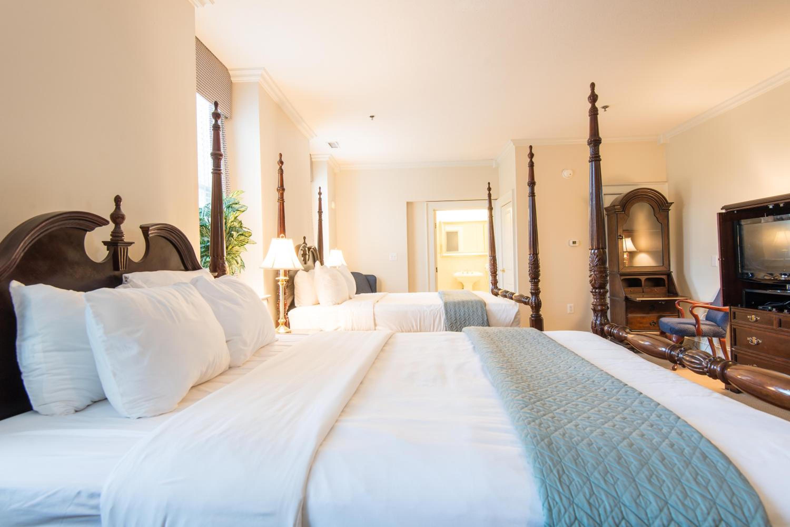 Deluxe Queen Room with Two Queen Beds photo 3