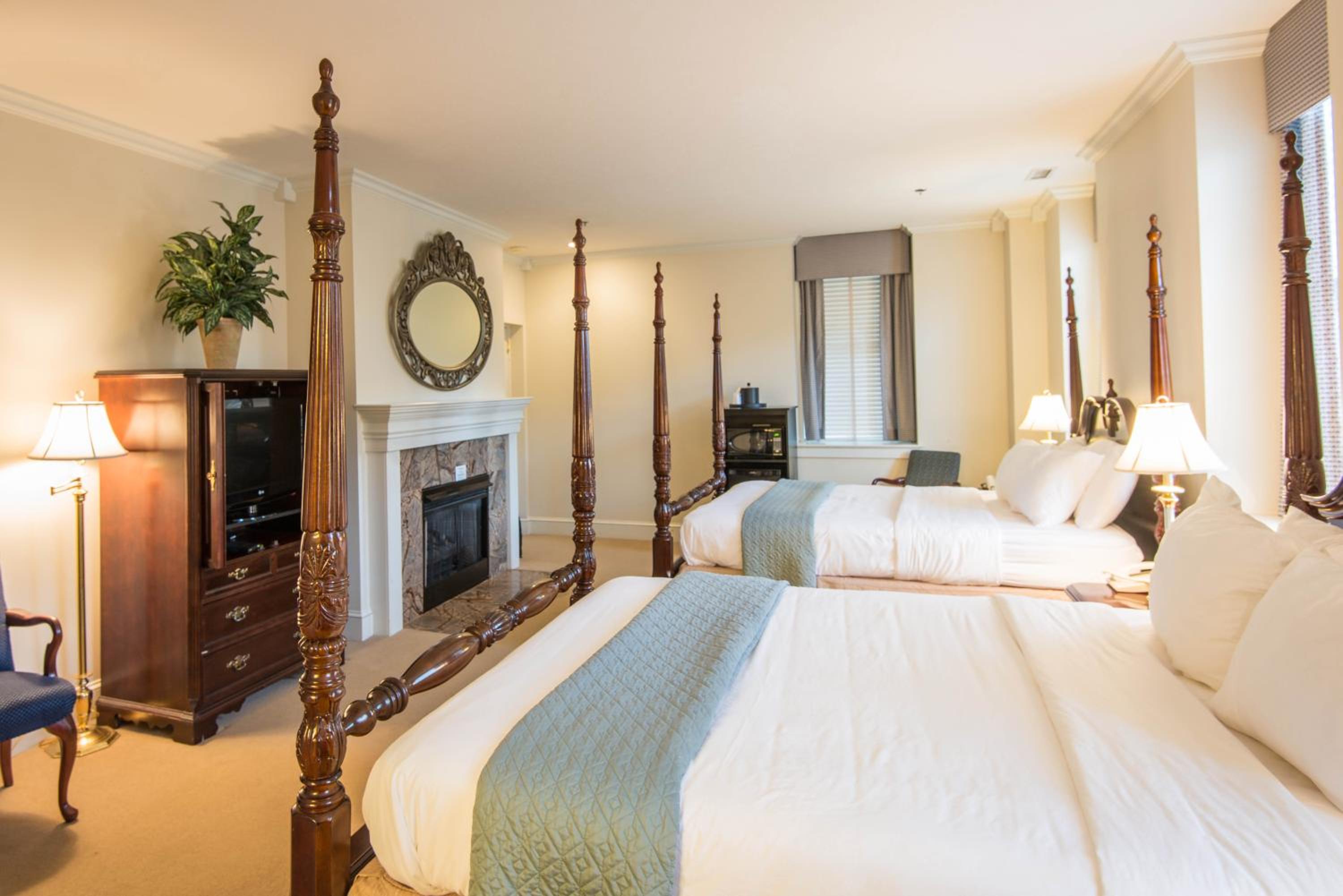 Deluxe Queen Room with Two Queen Beds