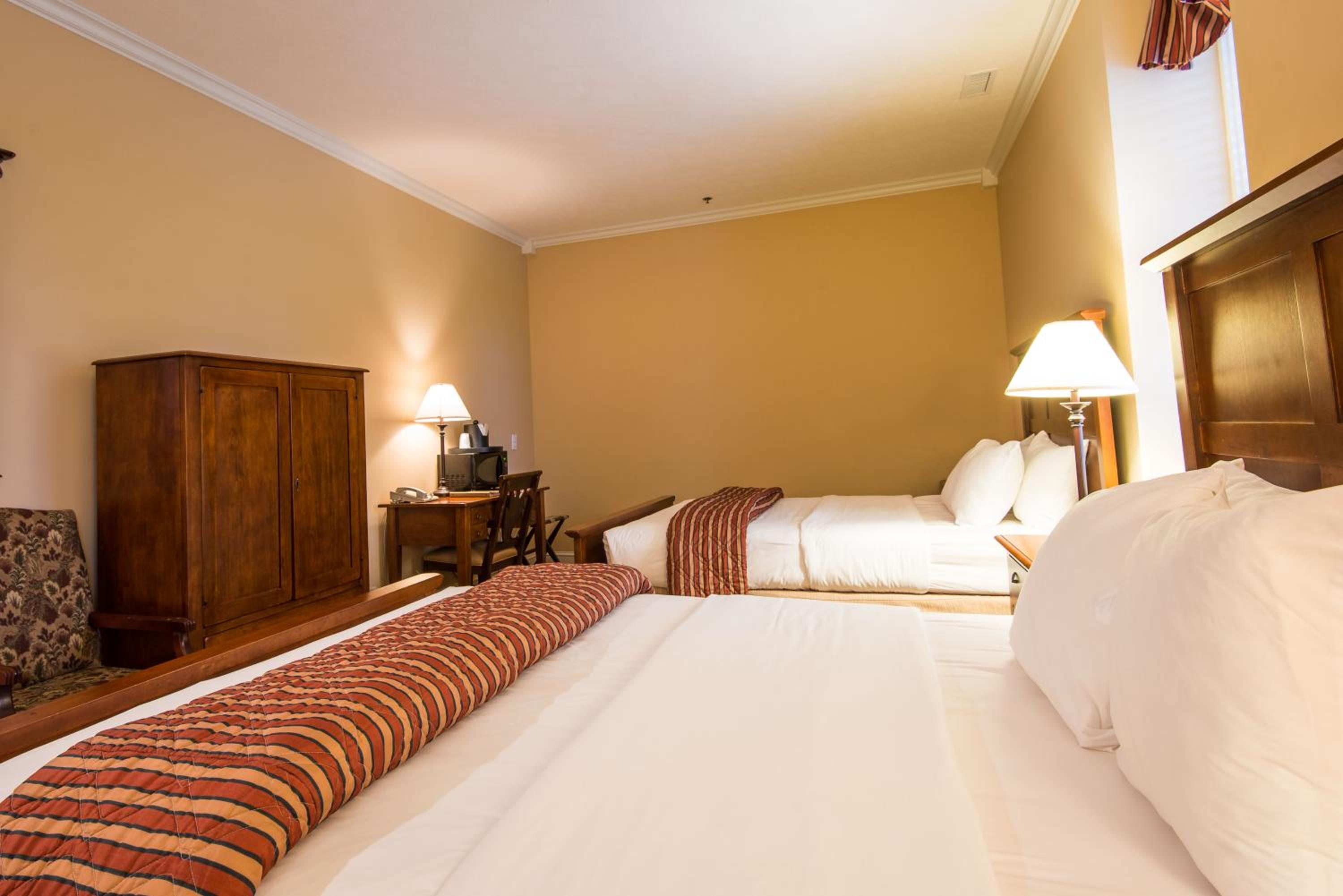 Queen Room with Two Queen Beds photo 2