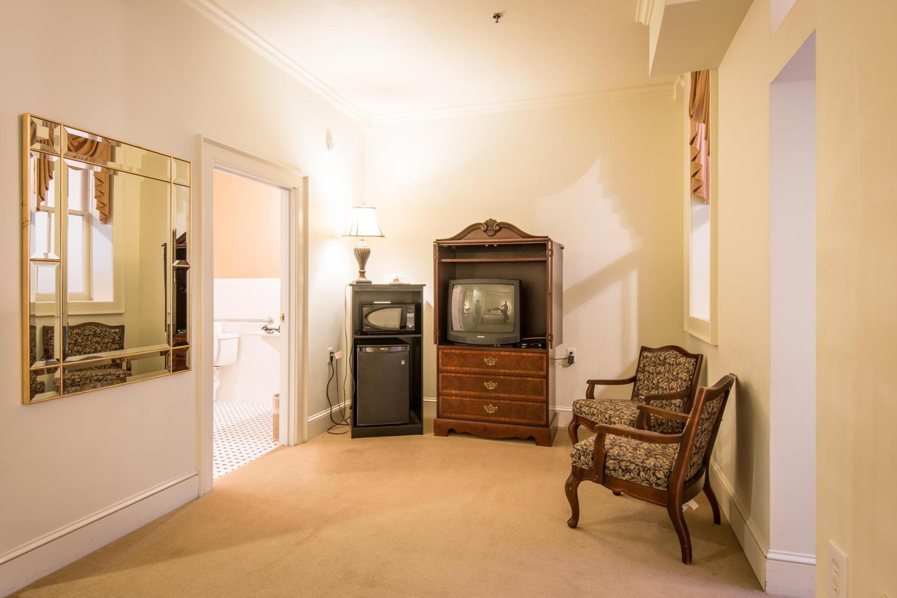 Queen Suite - Disability Access photo 3