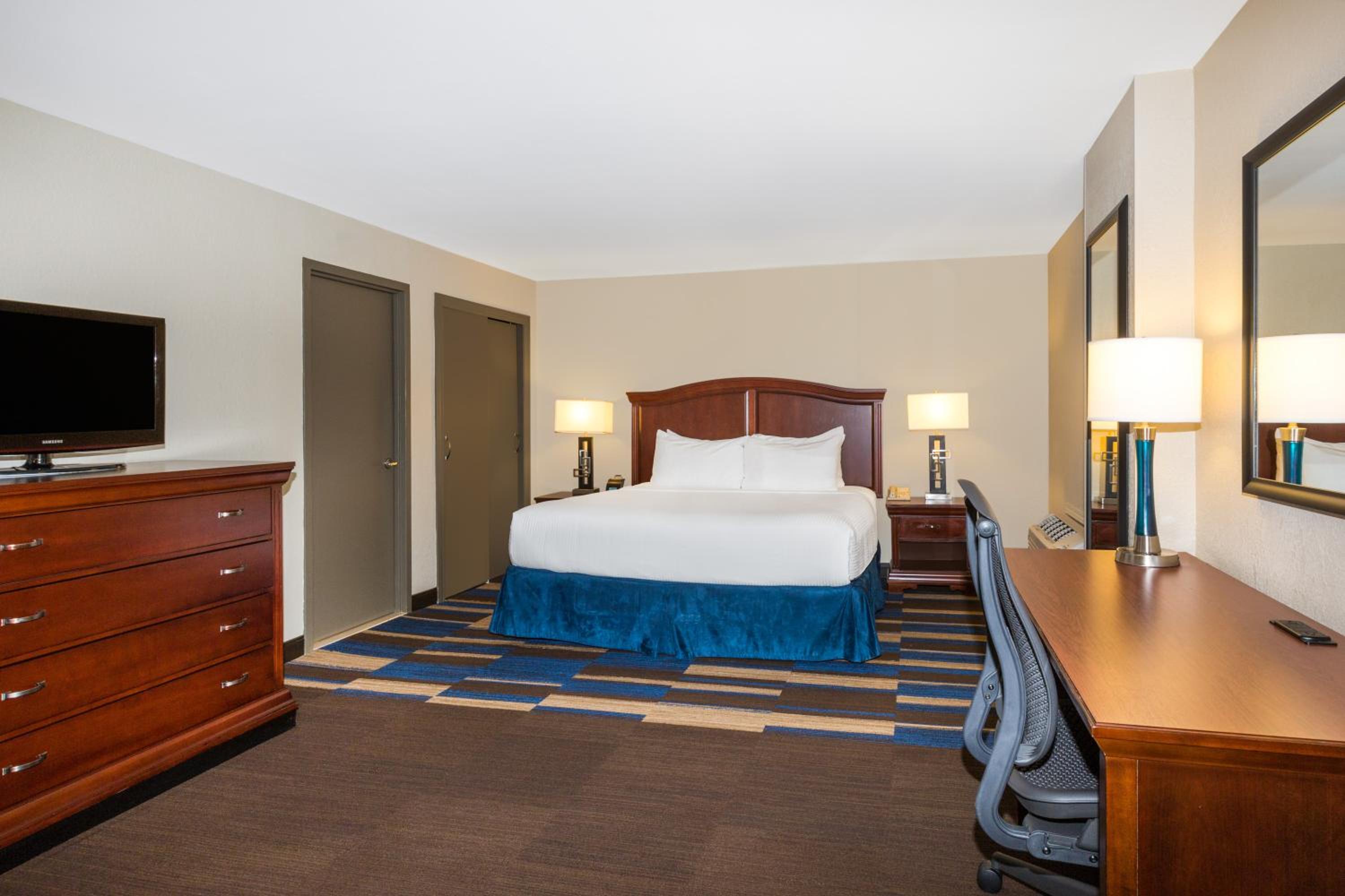 Deluxe King Room - Photo 1