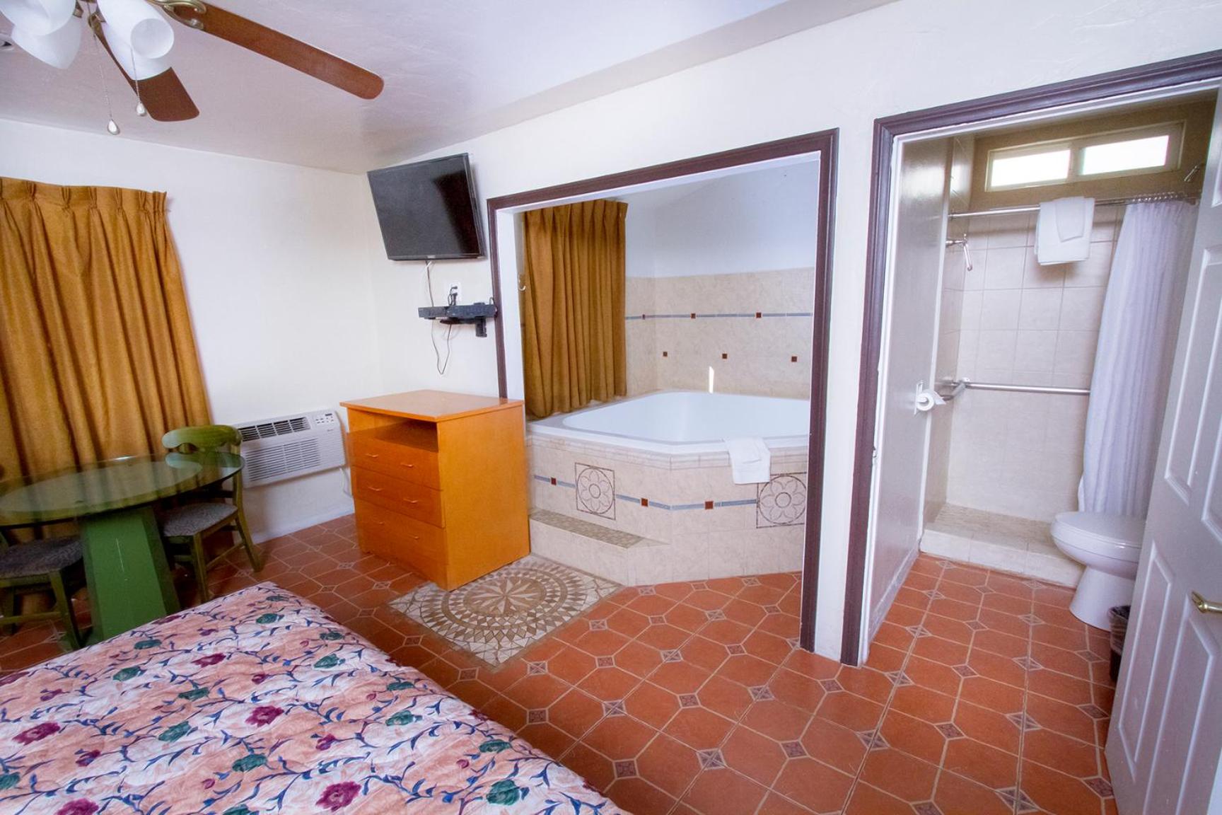 Double Room with Spa Bath - Photo 2