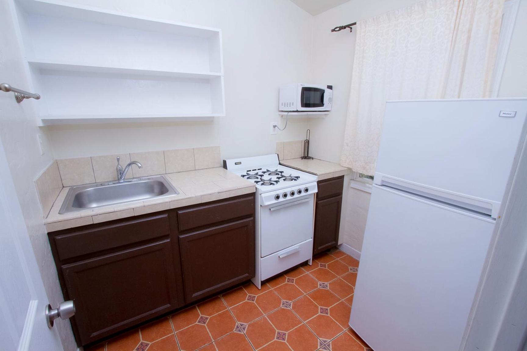 Queen Room with Kitchenette - Photo 3