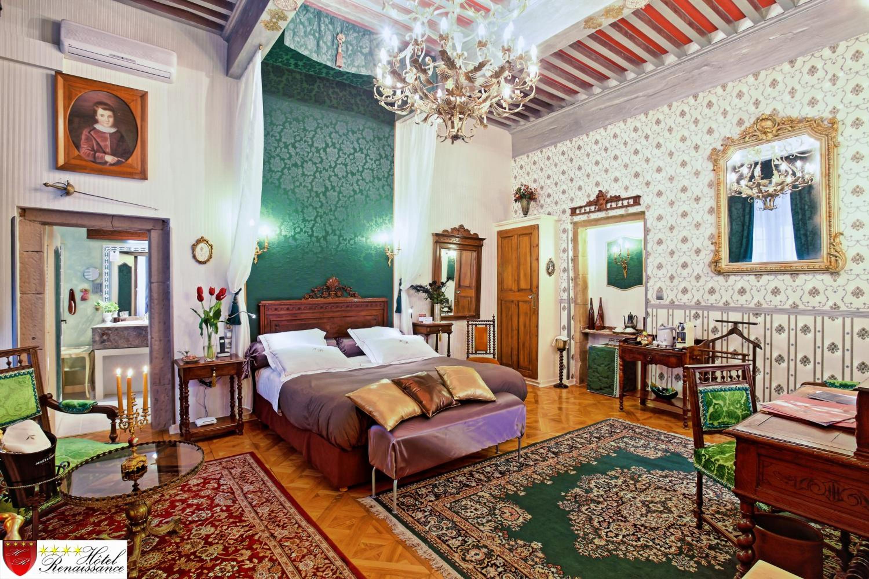 Deluxe Suite - Photo 13