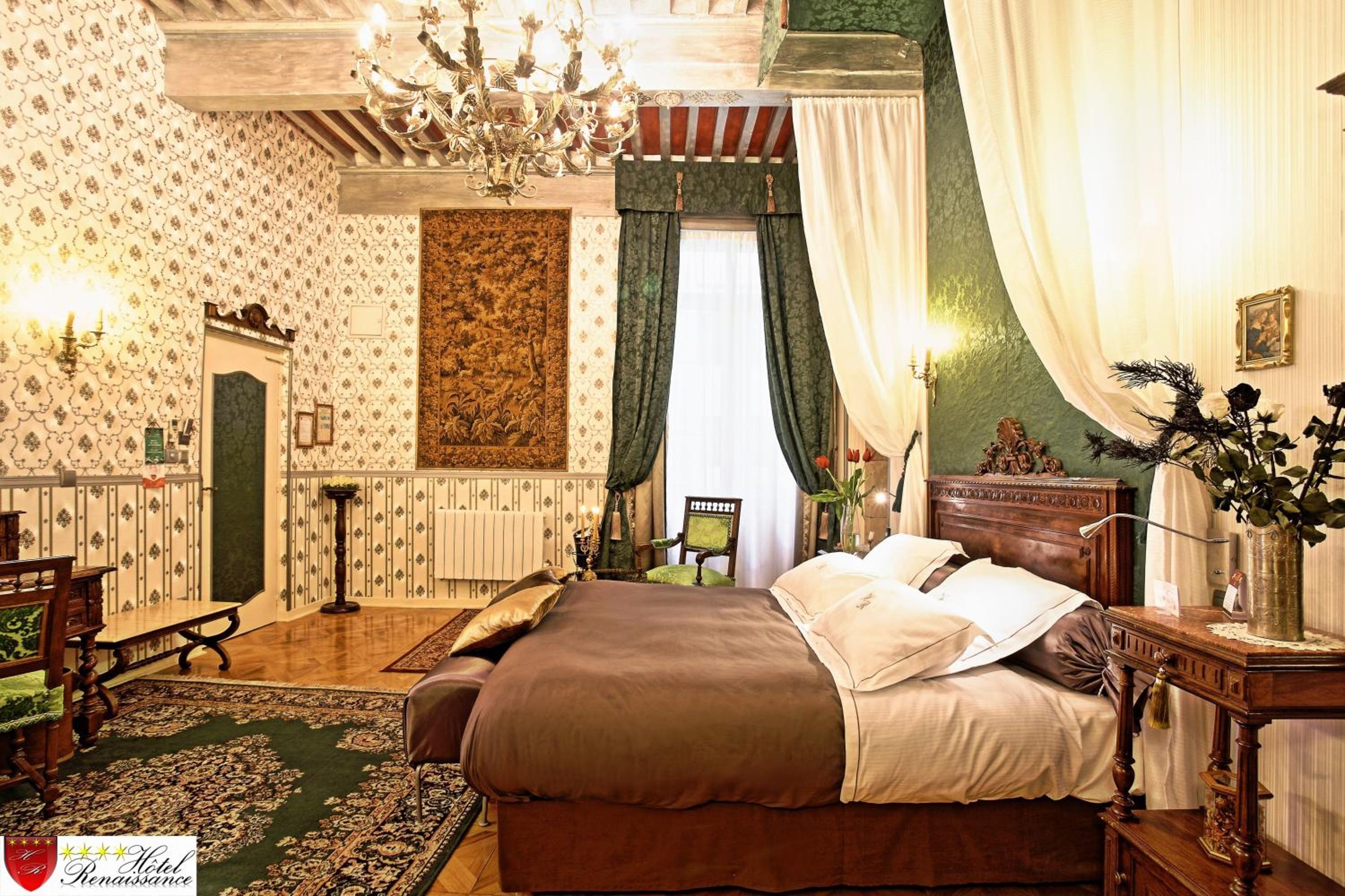 Deluxe Suite - Photo 11