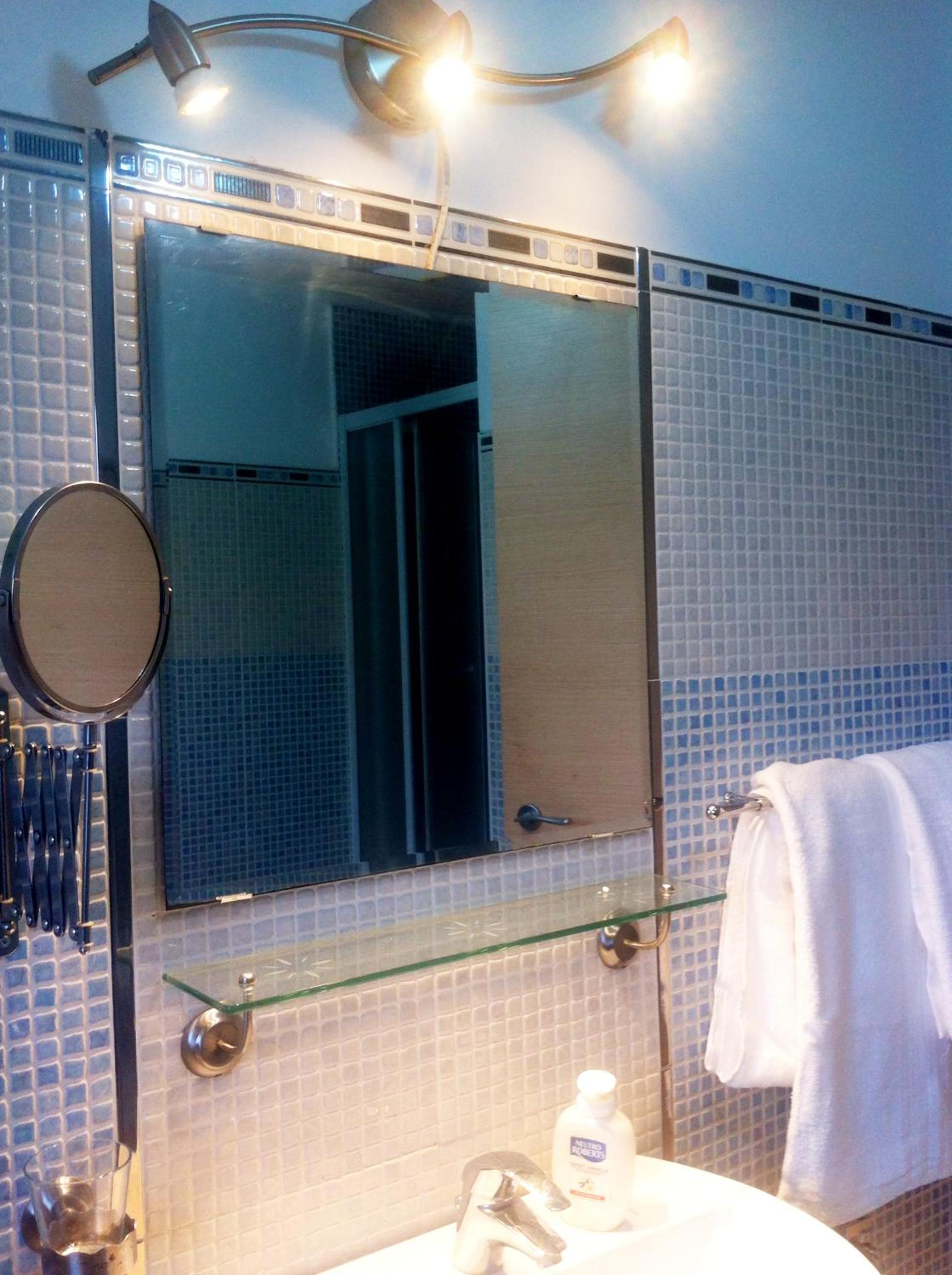 Twin Room with Private Bathroom - Photo 2