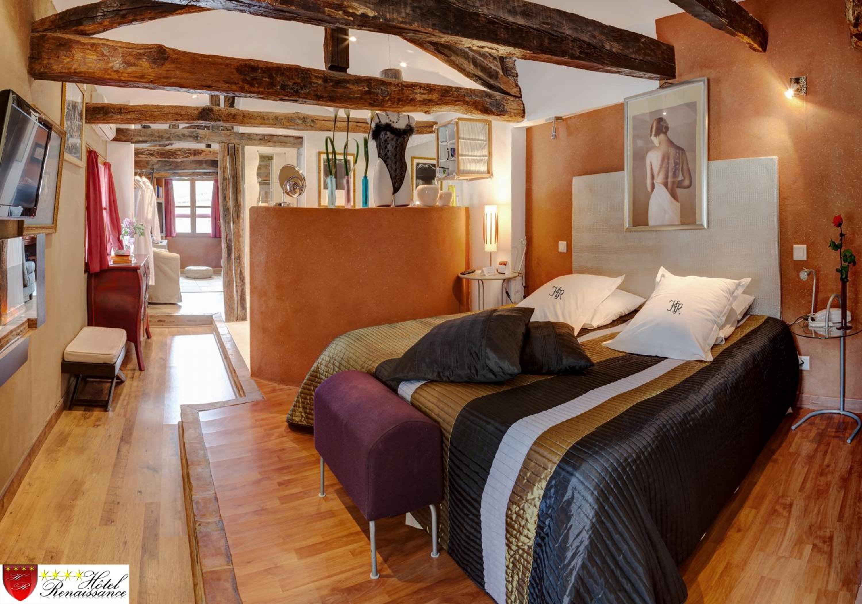 Senior Suite - Photo 23