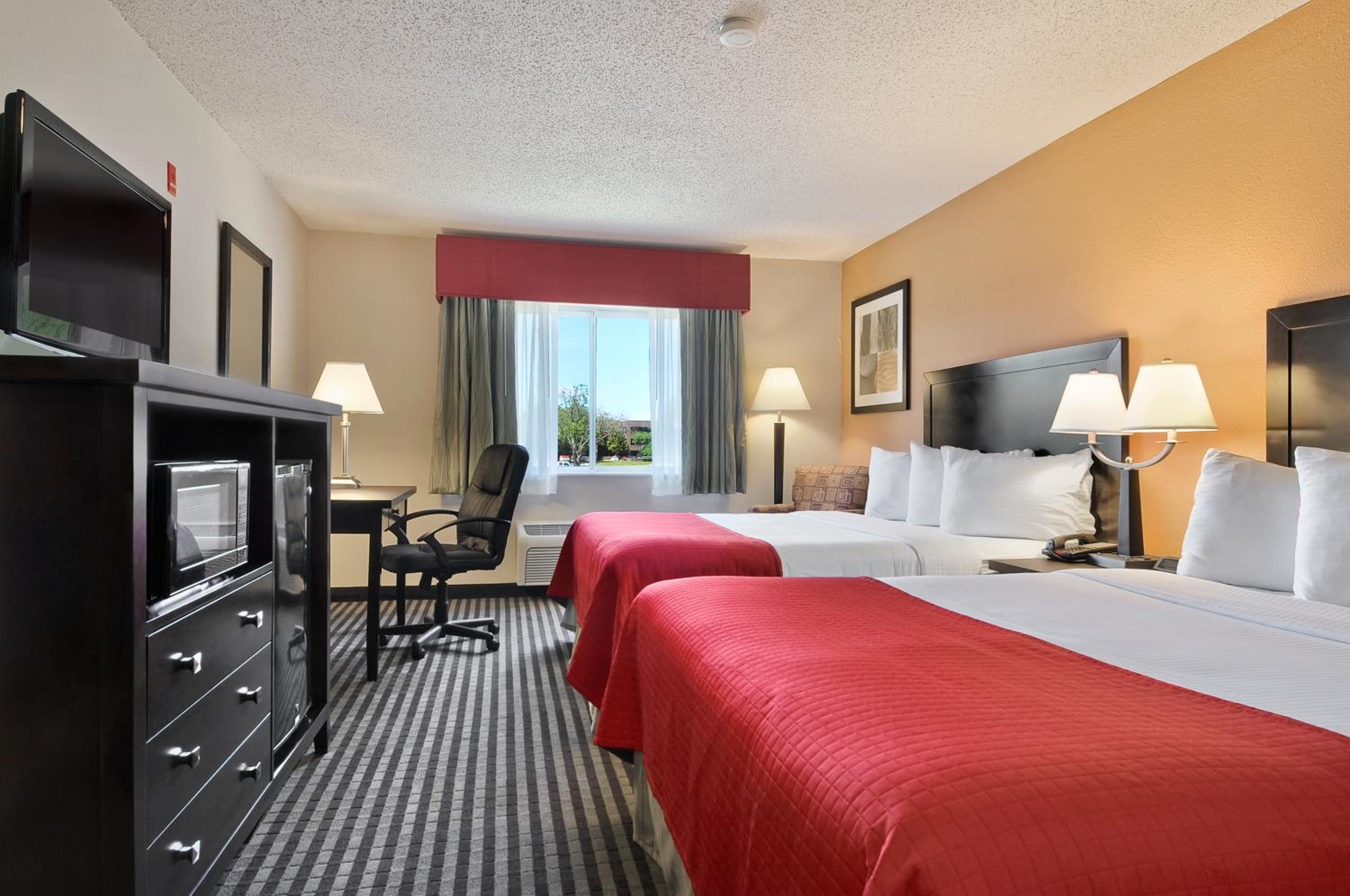 Queen Room with Two Queen Beds - Non-Smoking - Photo 1