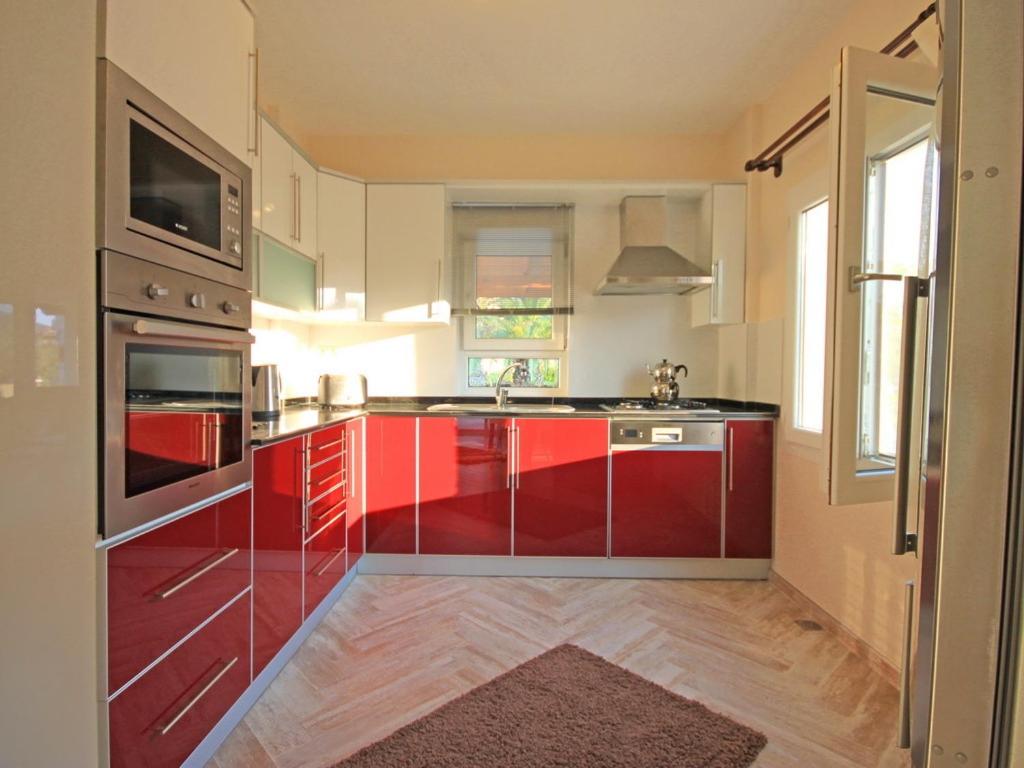 Three-Bedroom House photo 3