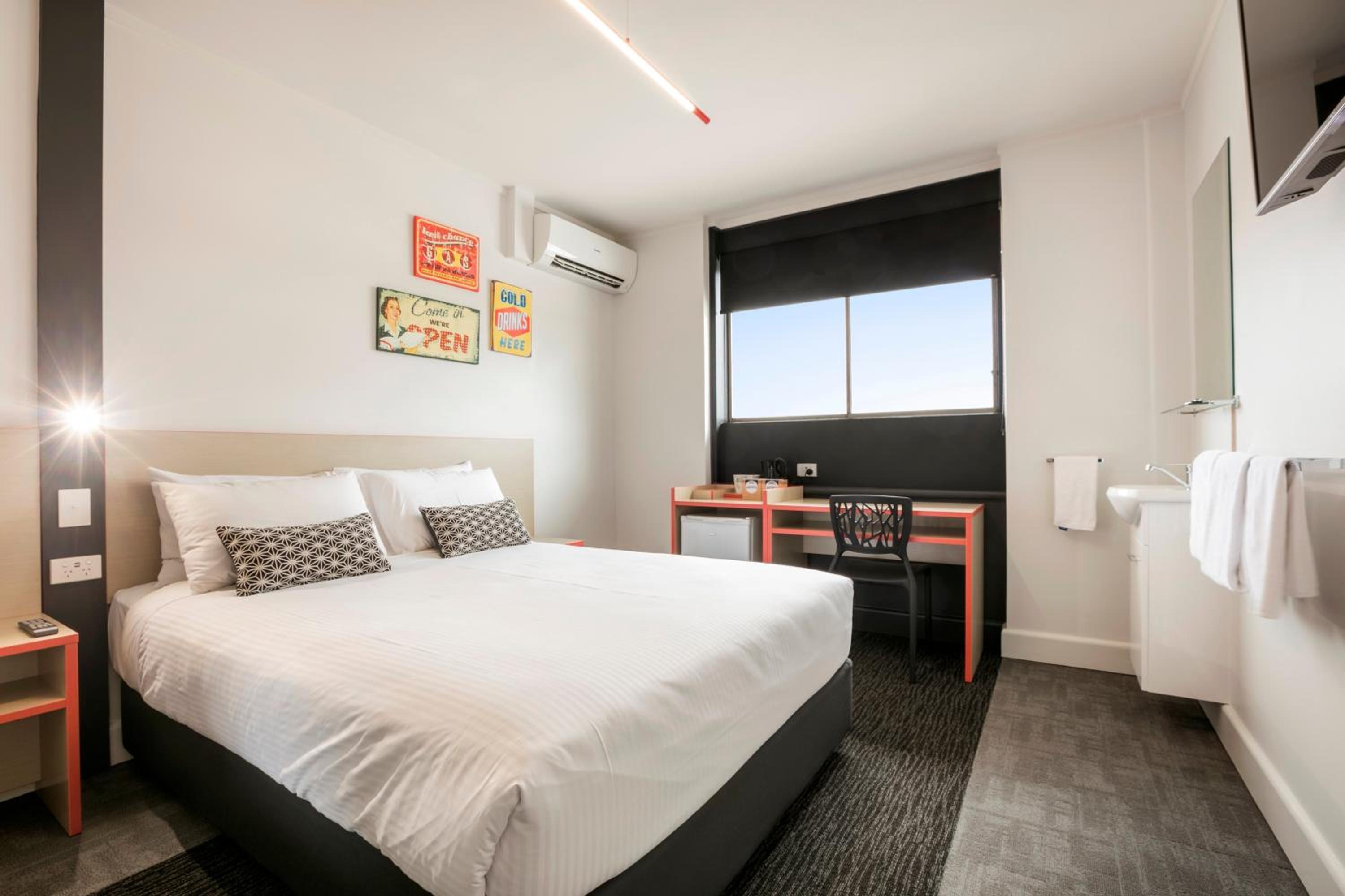 Economy Queen Room with Shared Bathroom Facilities