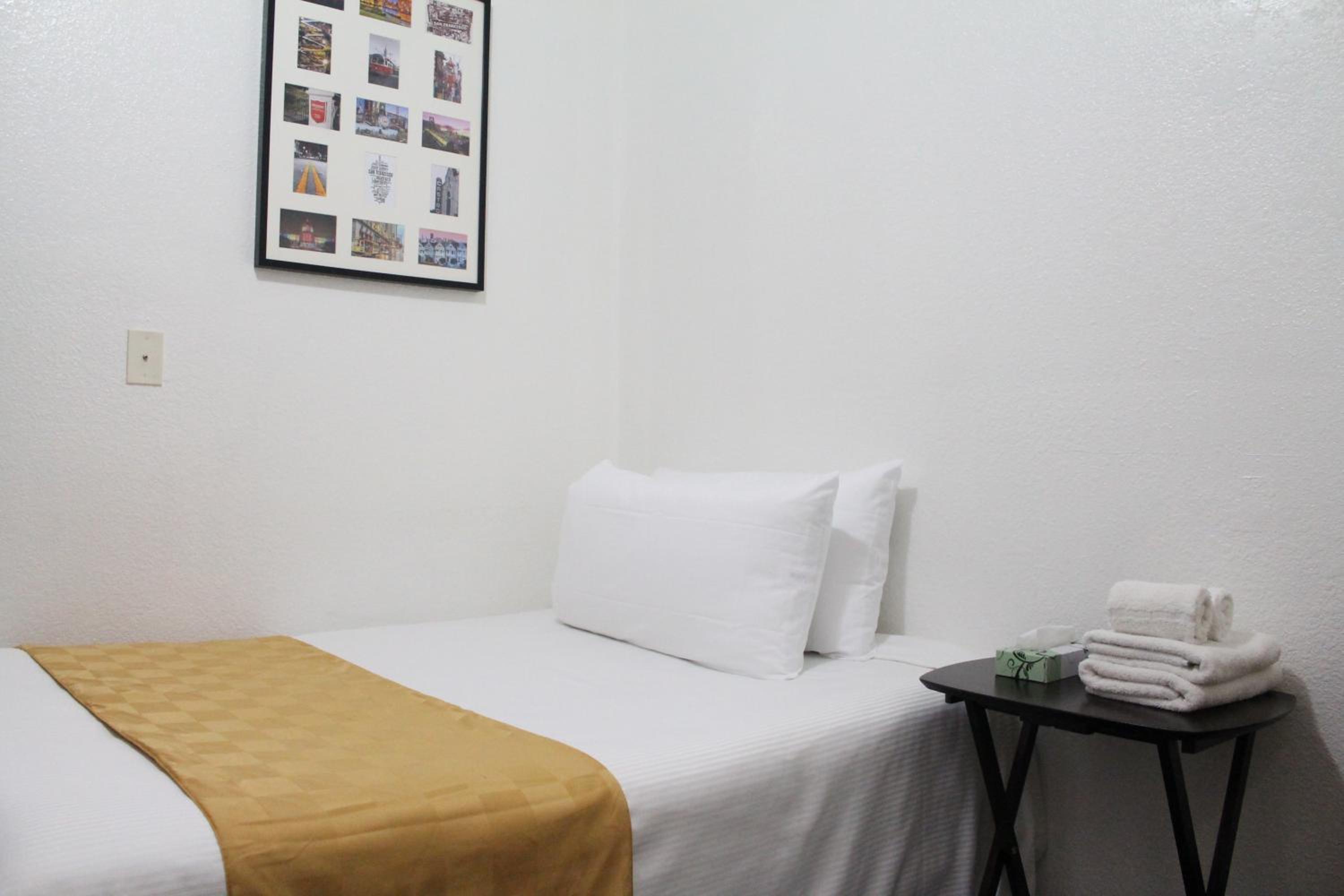 Deluxe Room with One Full Bed and Shared Bathroom