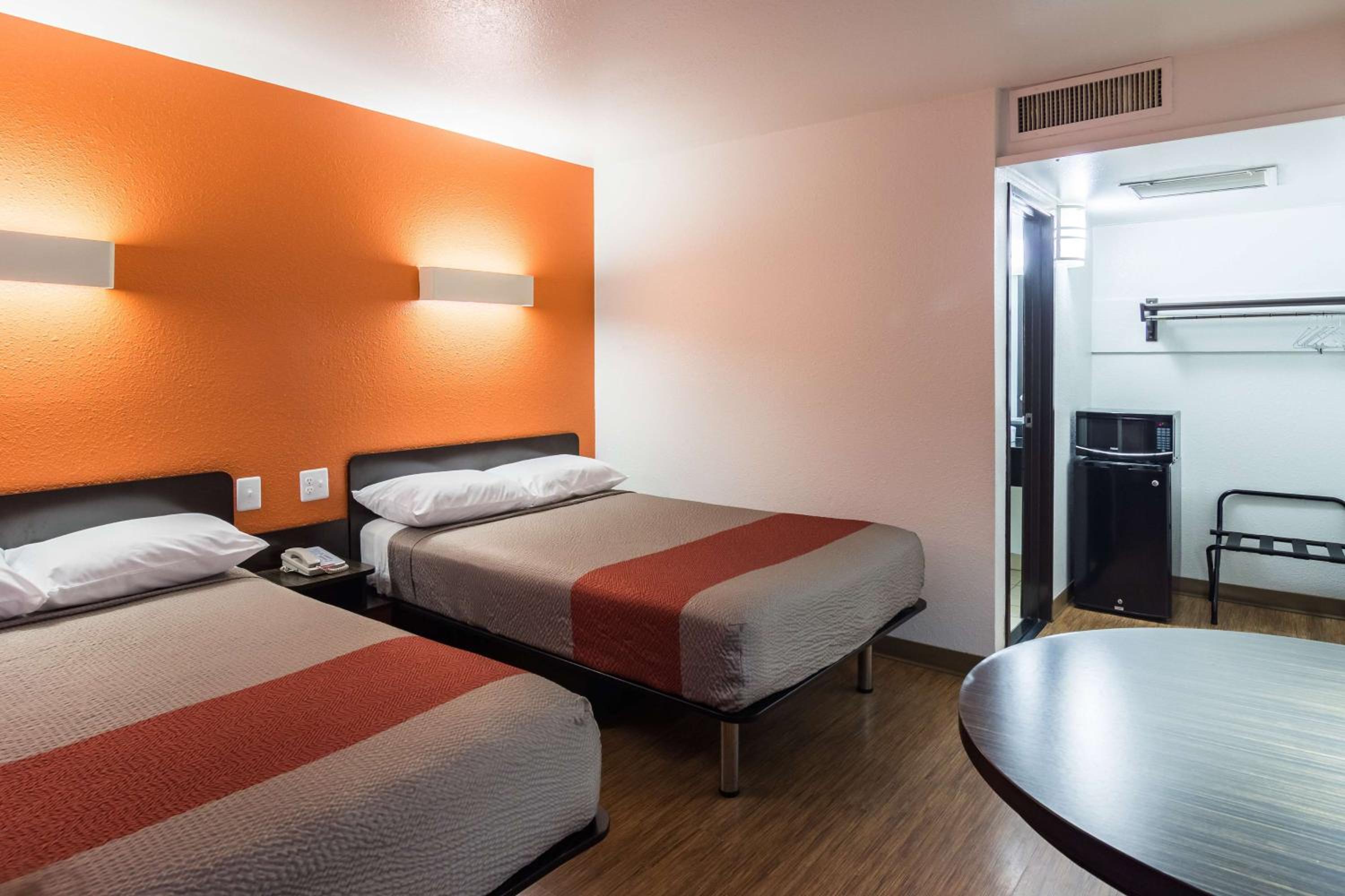 Quadruple Room - Non-Smoking - Photo 2