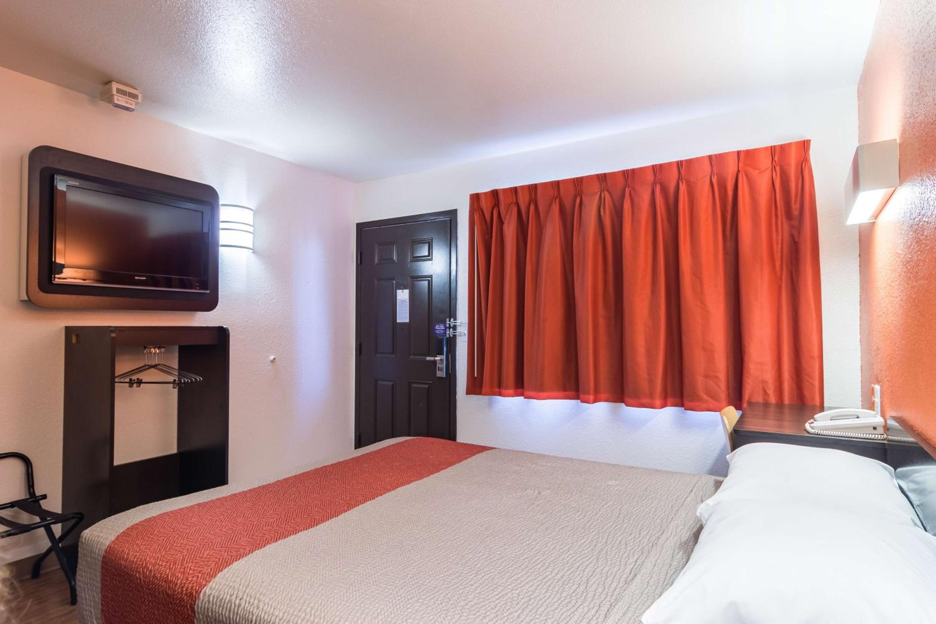 Queen Room - Non-Smoking - Photo 4
