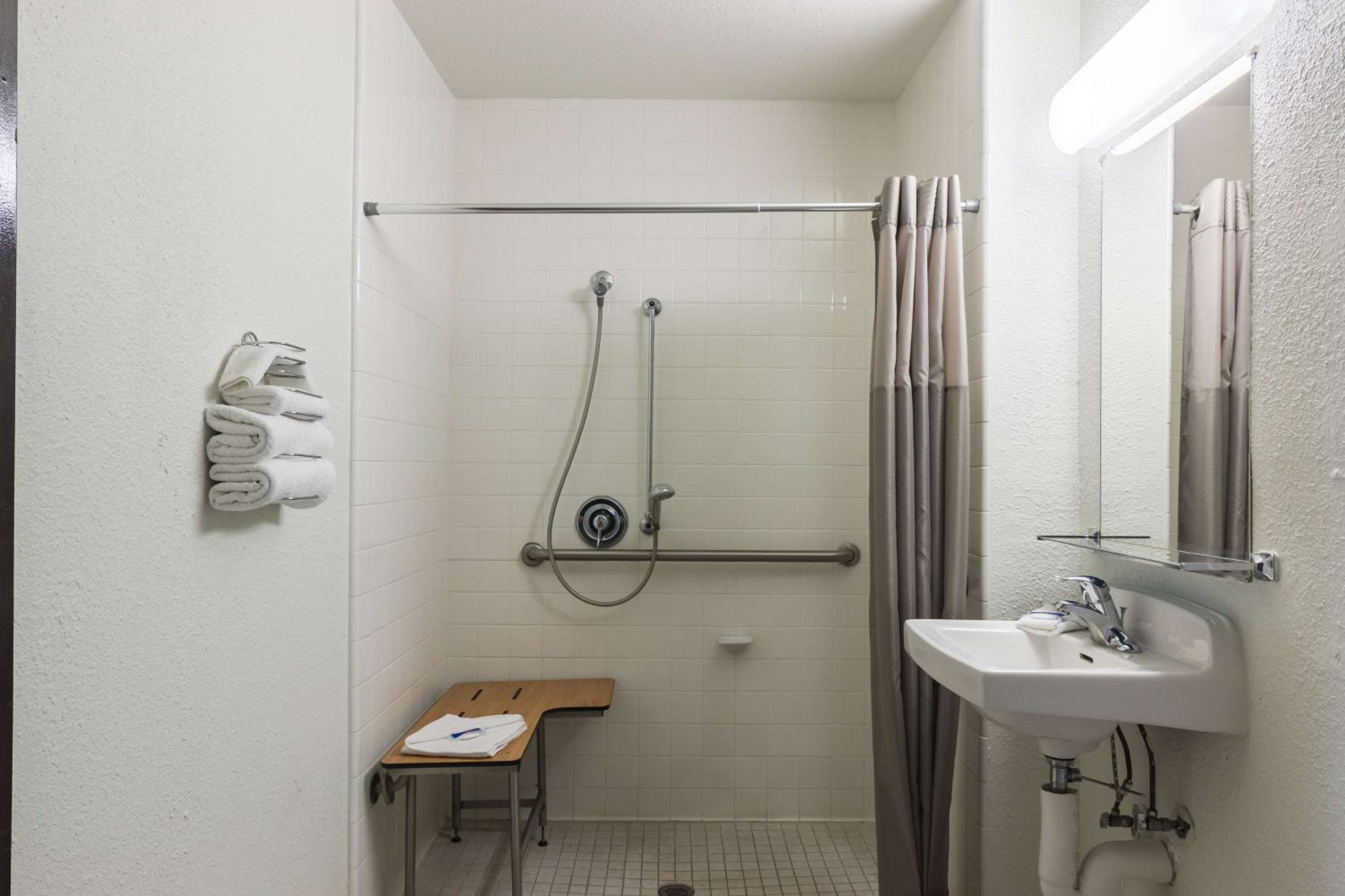 Double Room - Disability Access - Roll In Shower - Photo 2