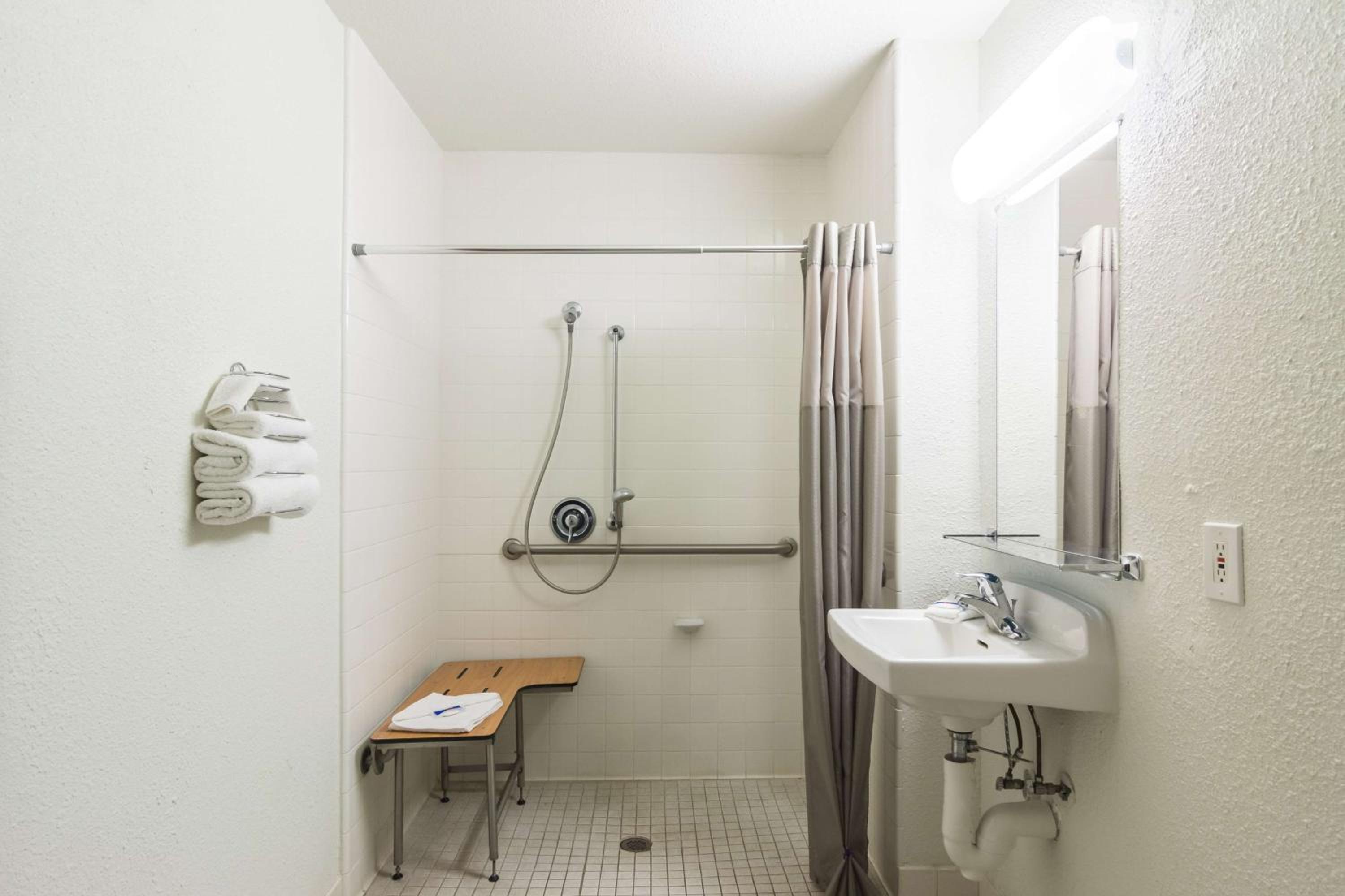Double Room - Disability Access - Roll In Shower - Photo 3