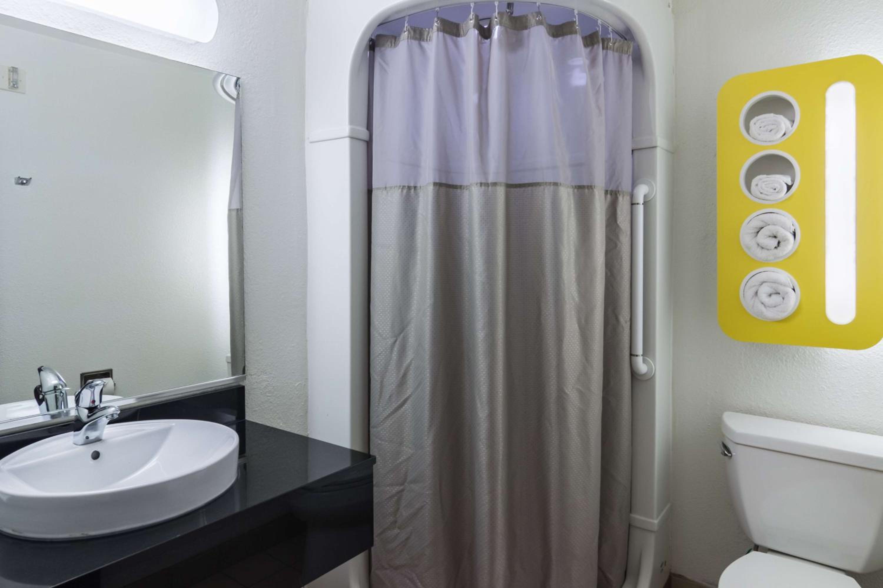Queen Room - Non-Smoking - Photo 9