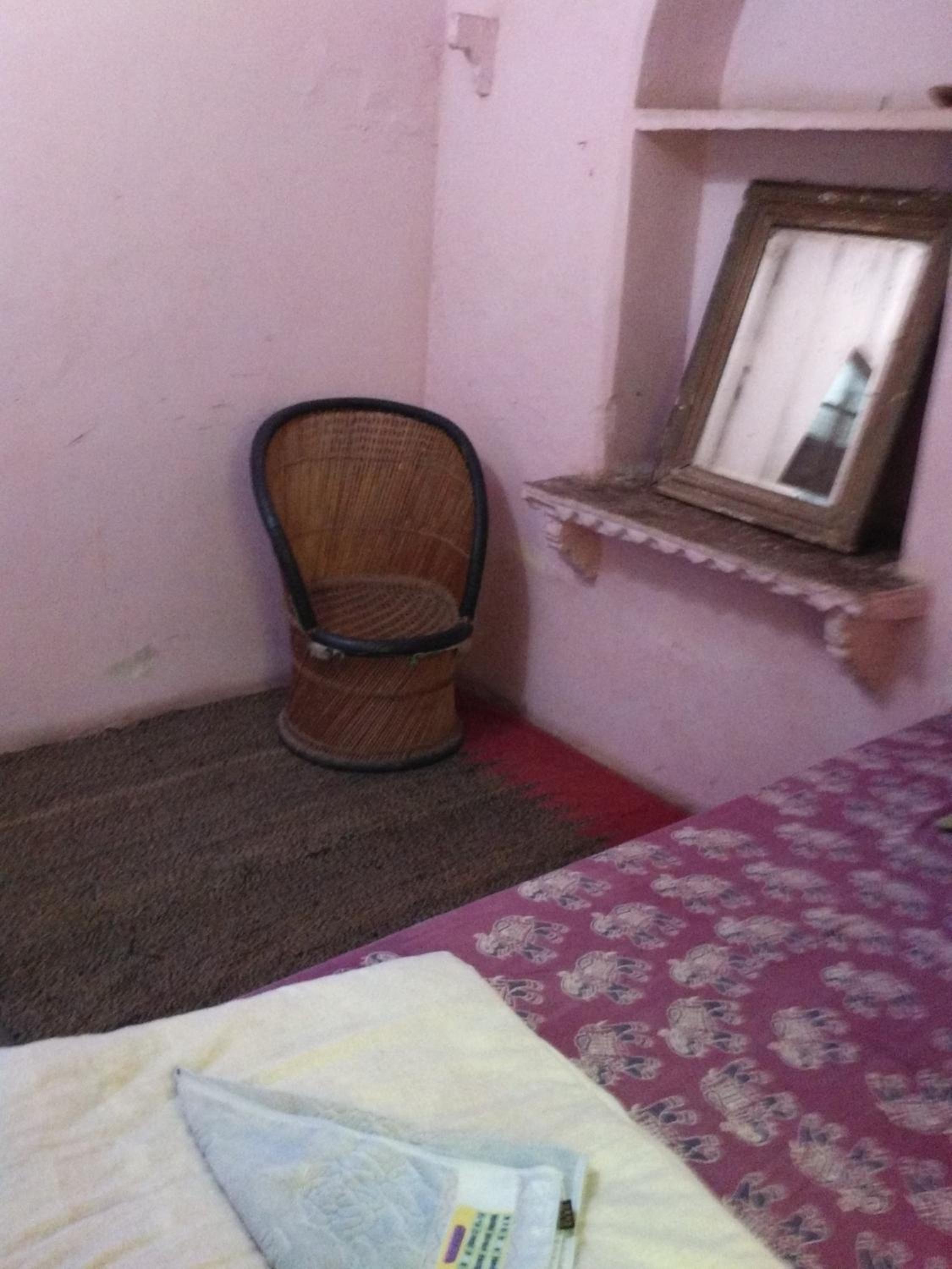 Single Room with Bathroom - Photo 4
