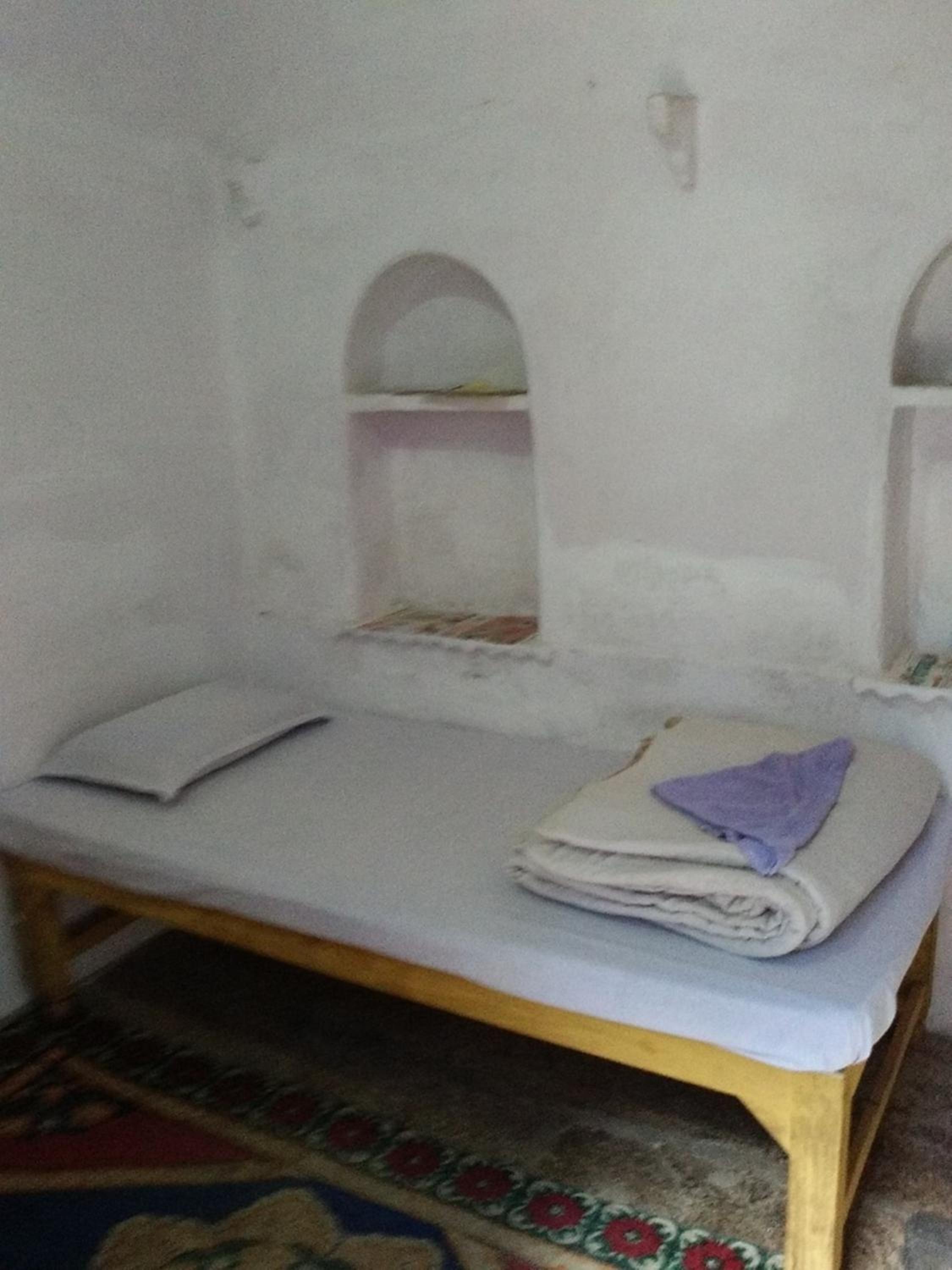 Single Room with Bathroom - Photo 3