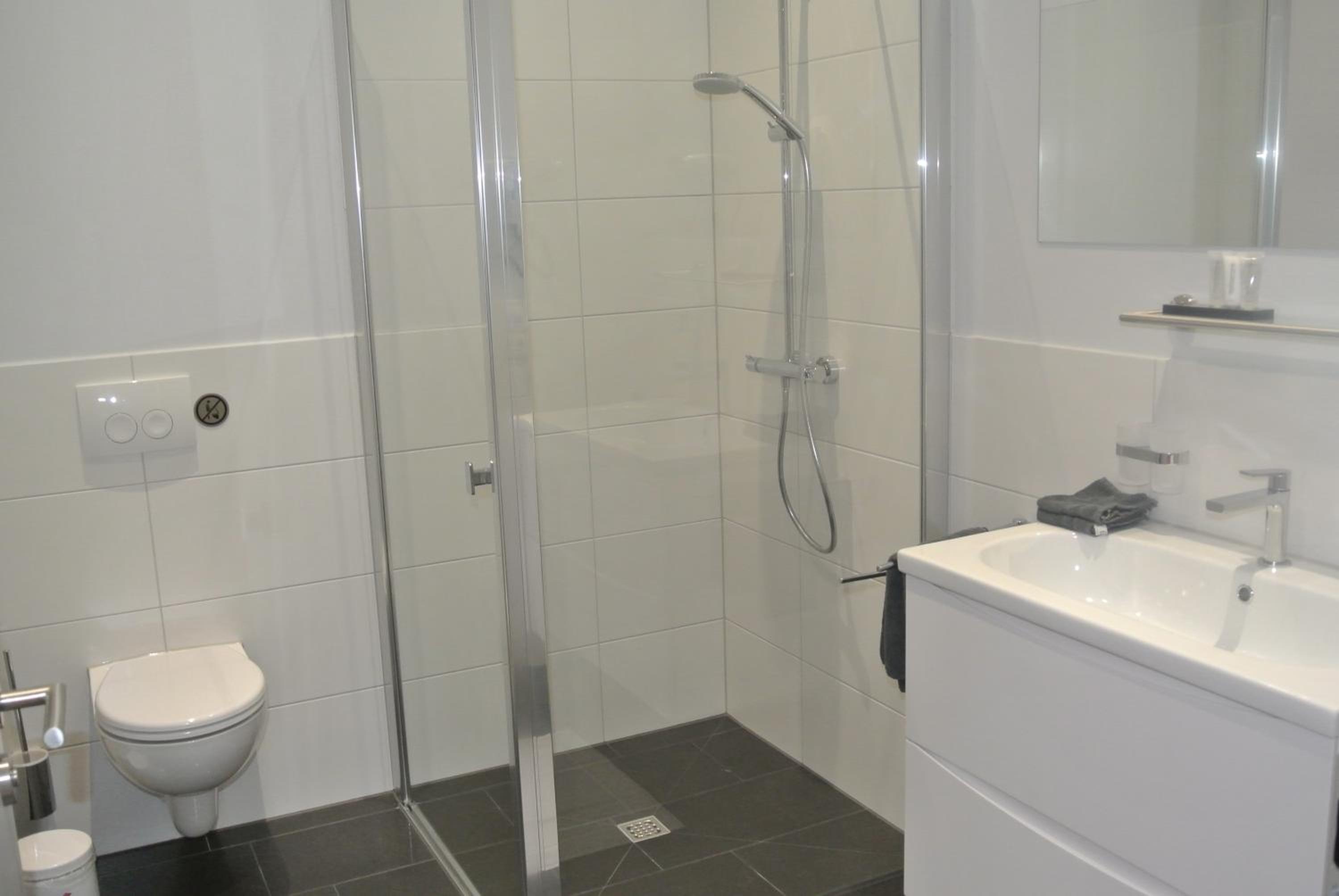 Deluxe Double Room with Shower - Photo 5