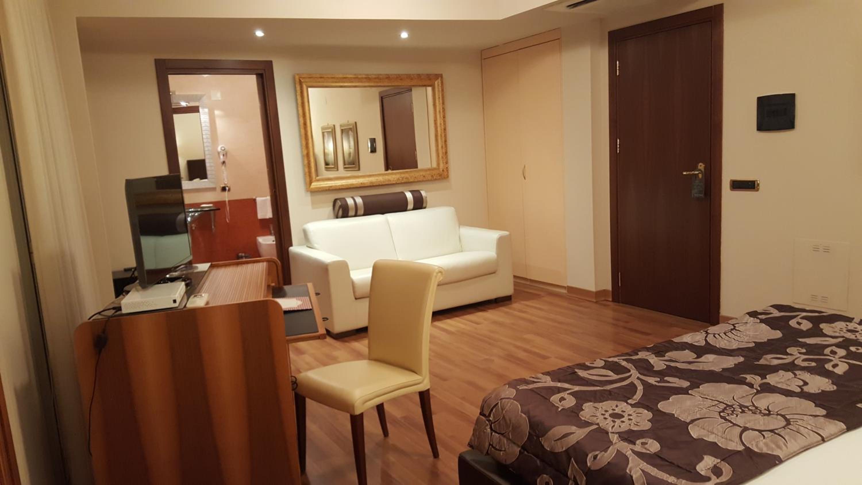 Premium Double Room - Photo 7