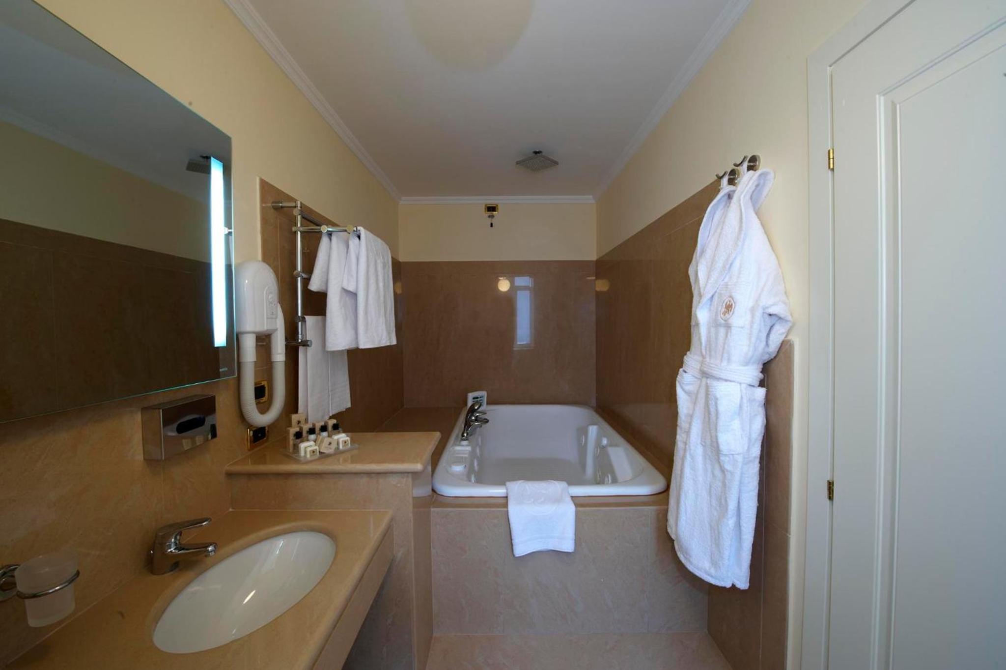 Deluxe Suite - Photo 2