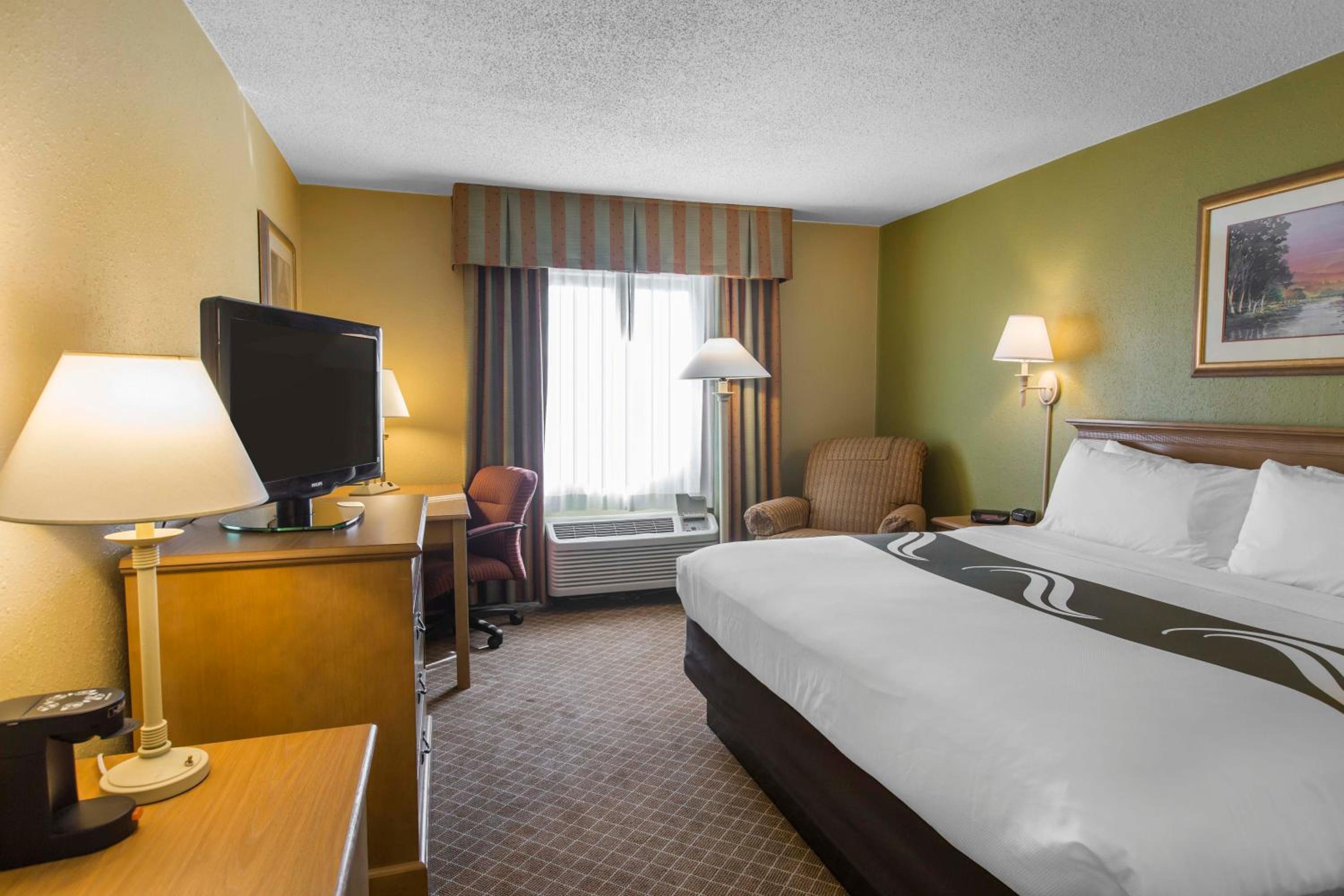 King Room - Disability Access/Non-Smoking - Photo 4
