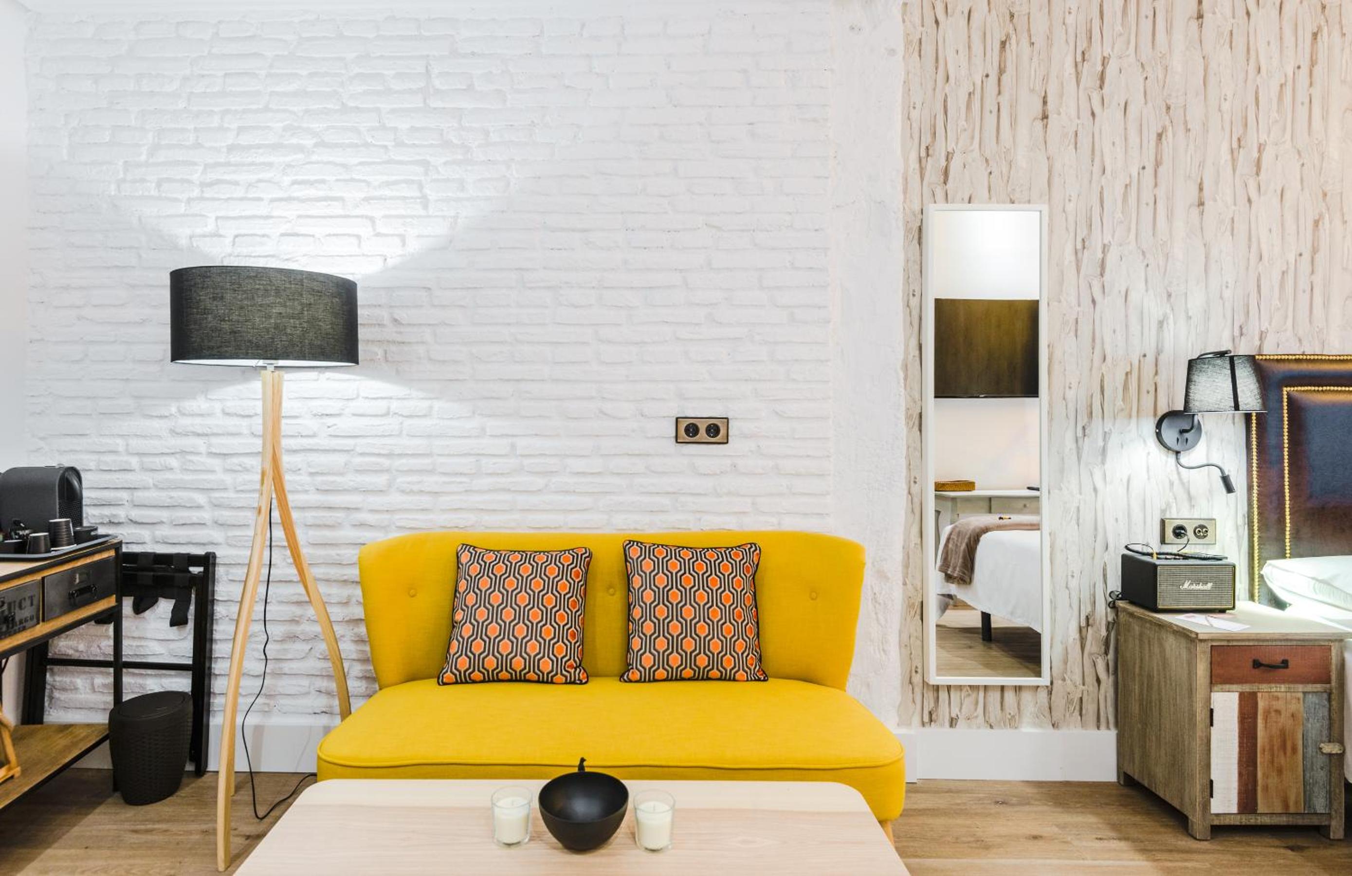 King Room with Balcony - Photo 5