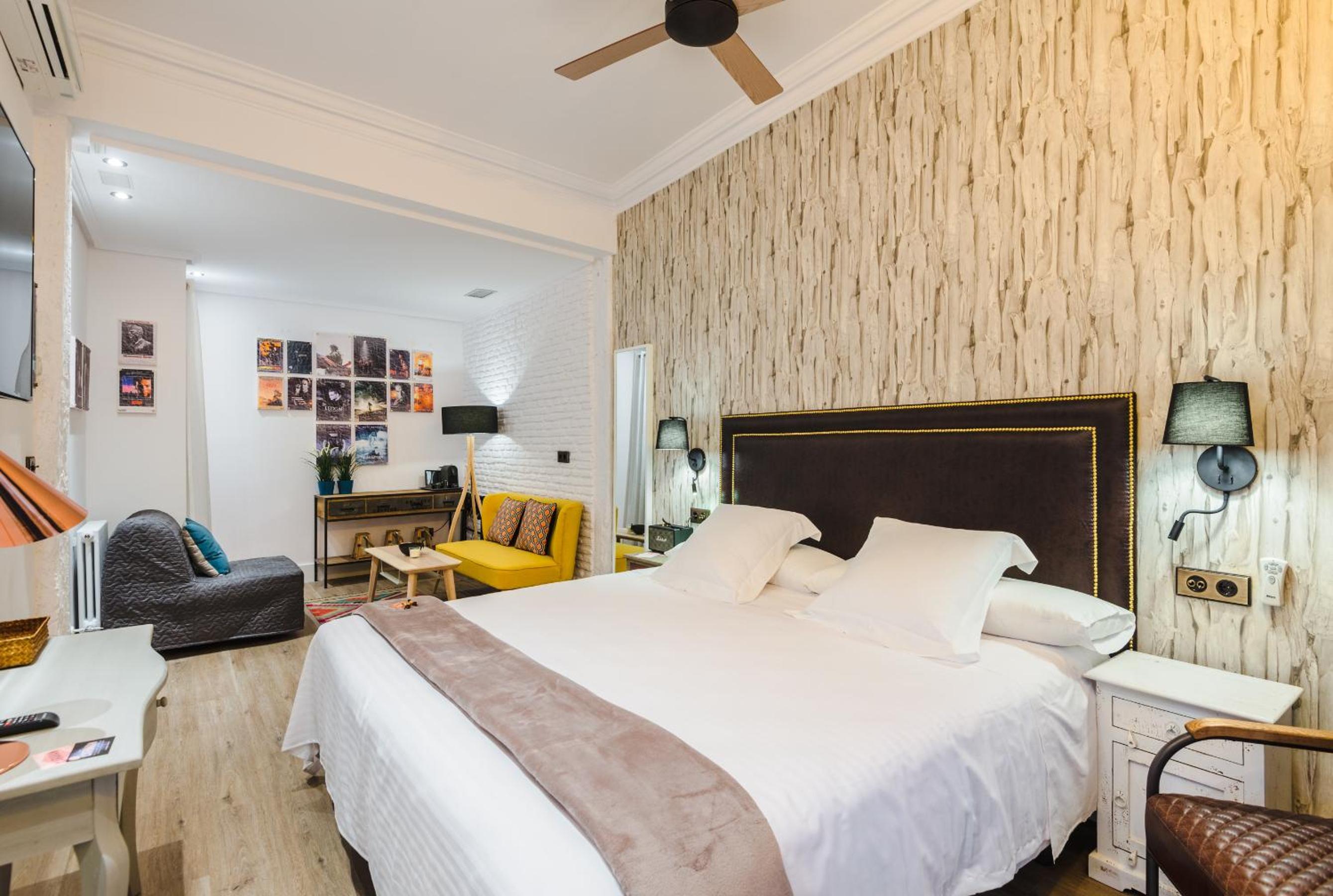 King Room with Balcony - Photo 2