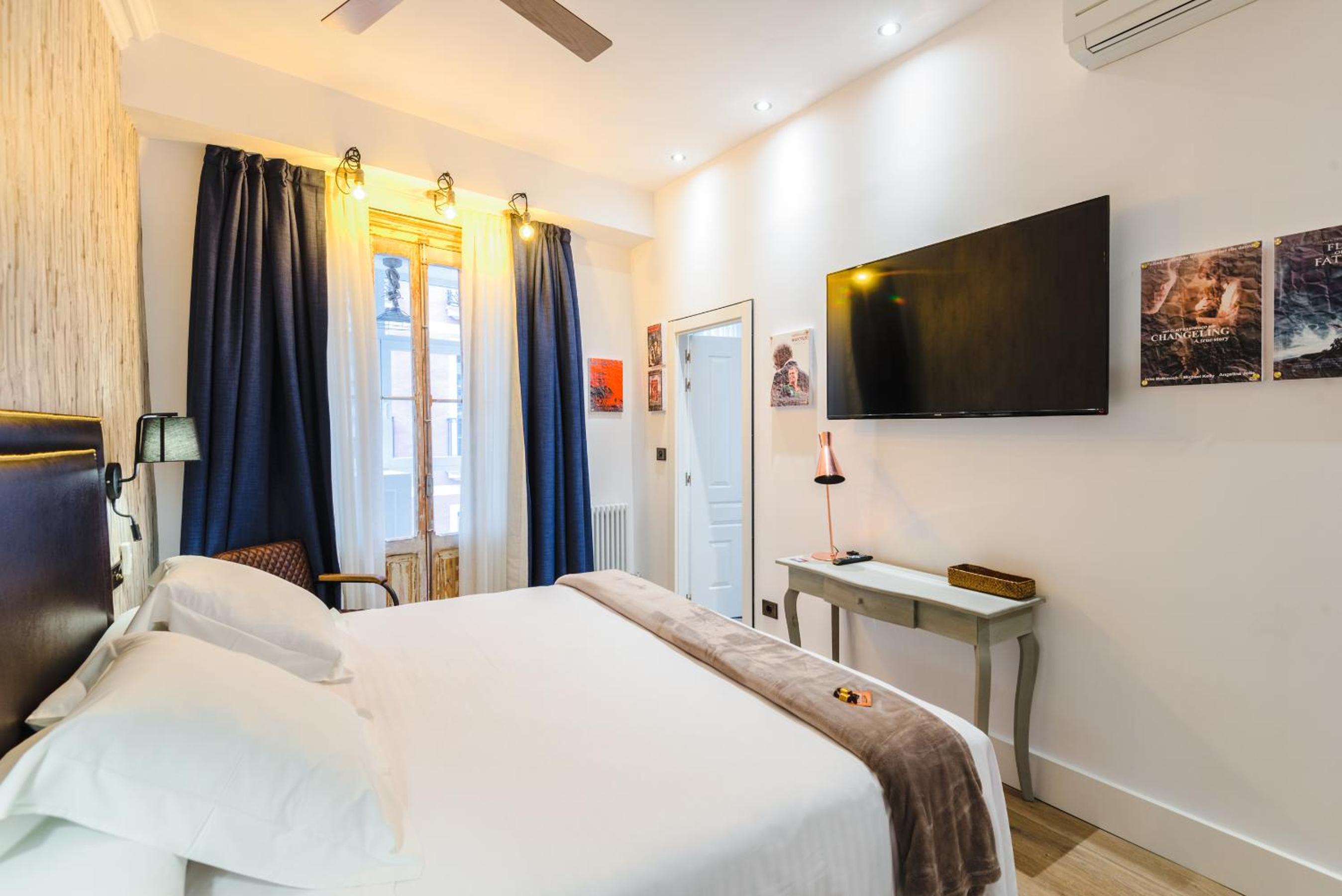 King Room with Balcony - Photo 3