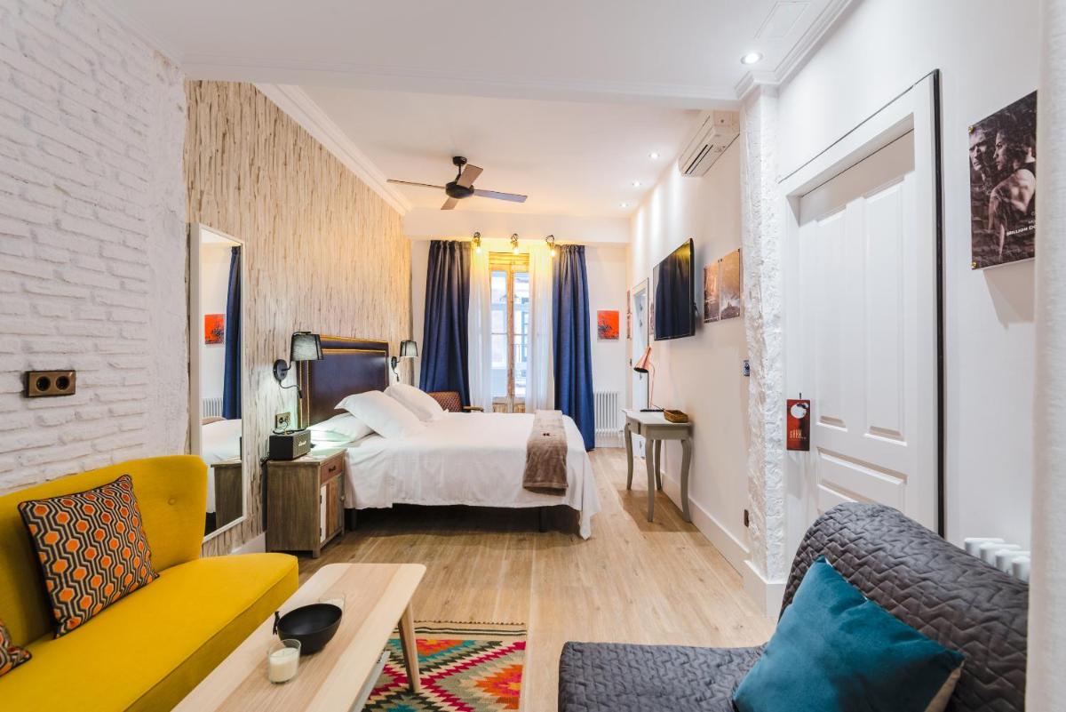 King Room with Balcony - Photo 1