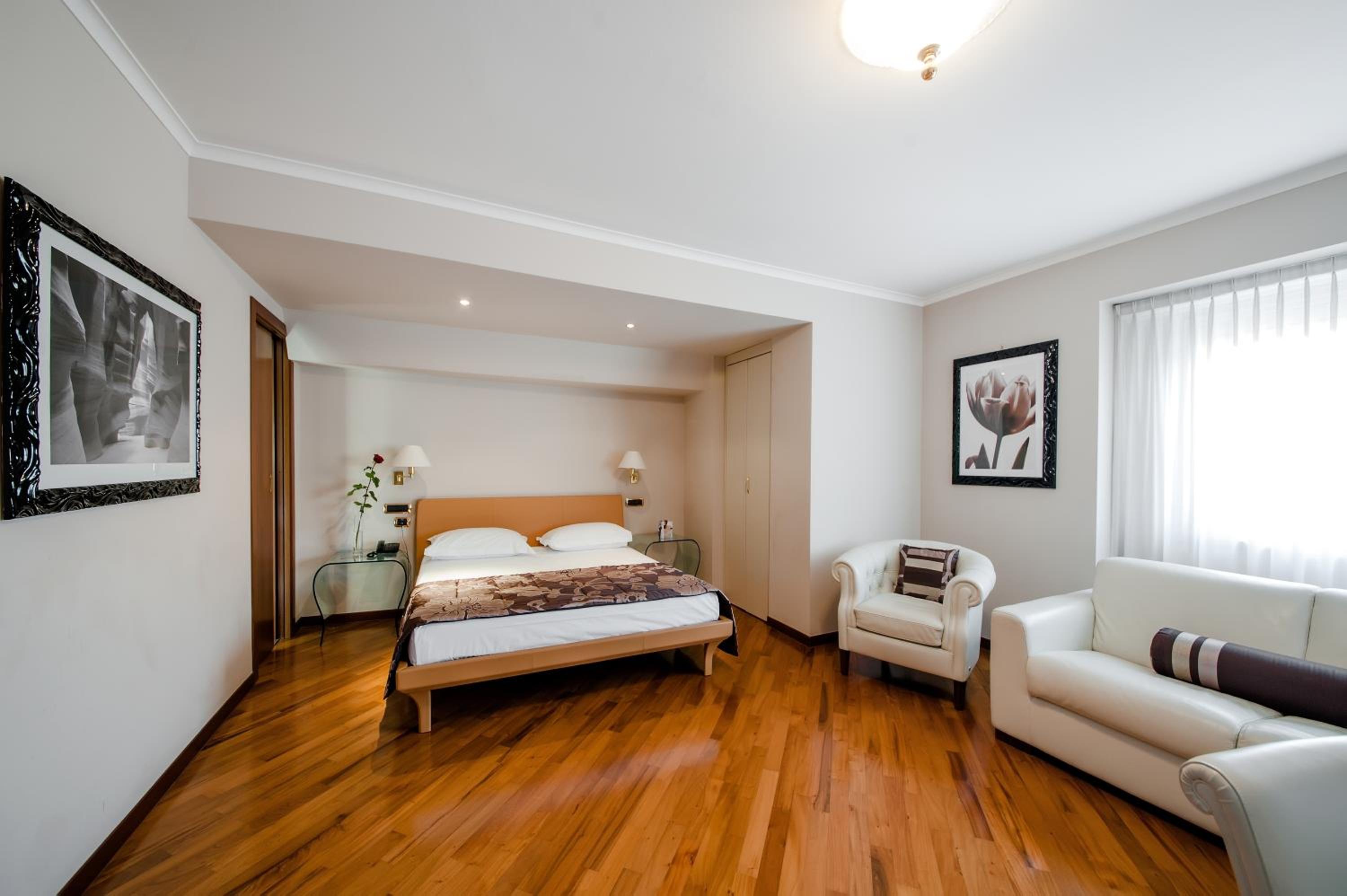 Premium Double Room - Photo 8