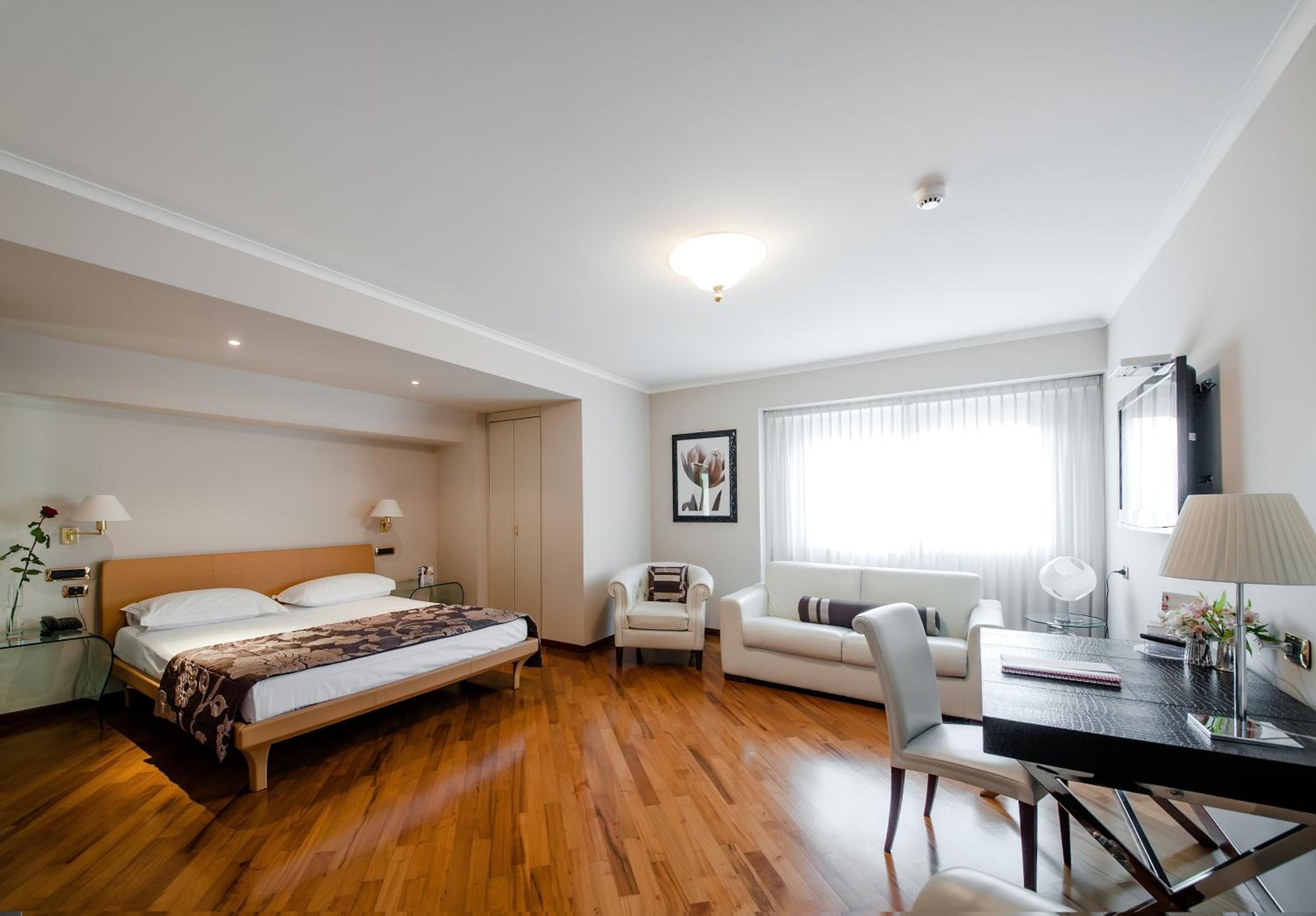 Premium Double Room - Photo 9