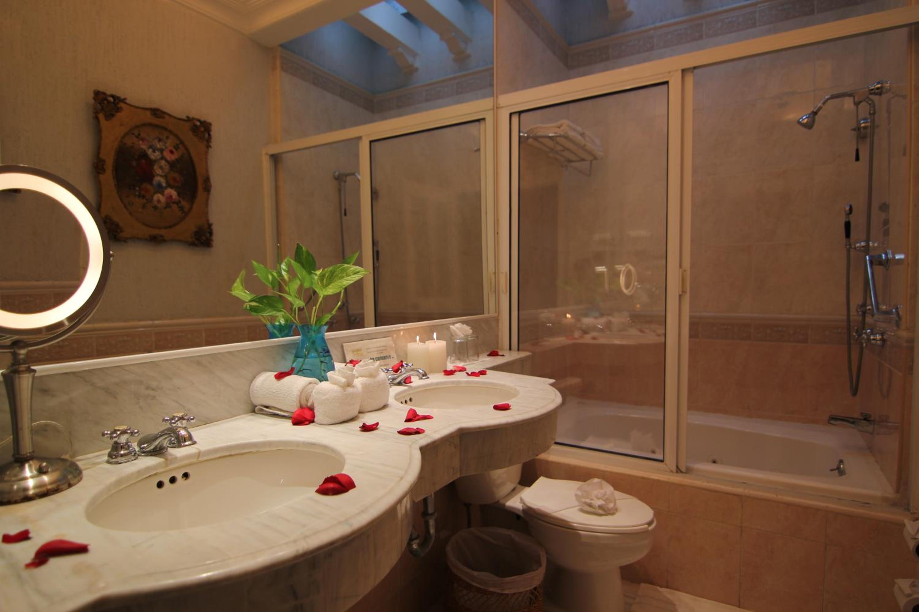 Junior Suite with one King Bed & Spa Bath - Garden View - Photo 5