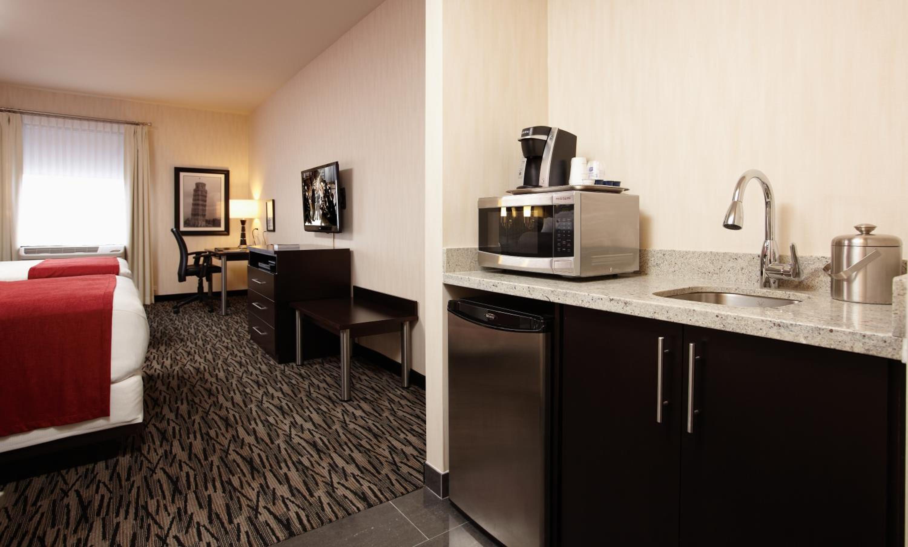 Queen Suite with Two Queen Beds - Non Smoking - Photo 2