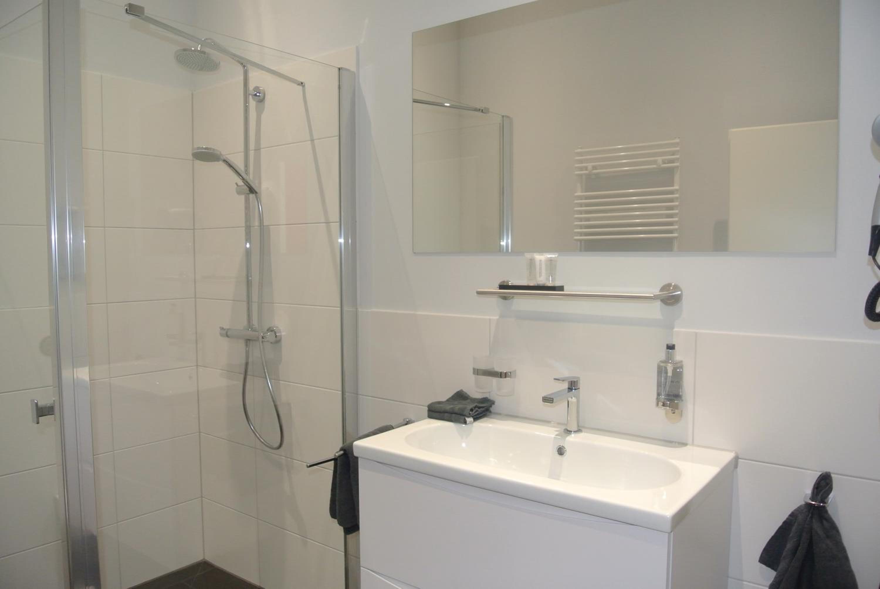 Deluxe Double Room with Shower - Photo 3
