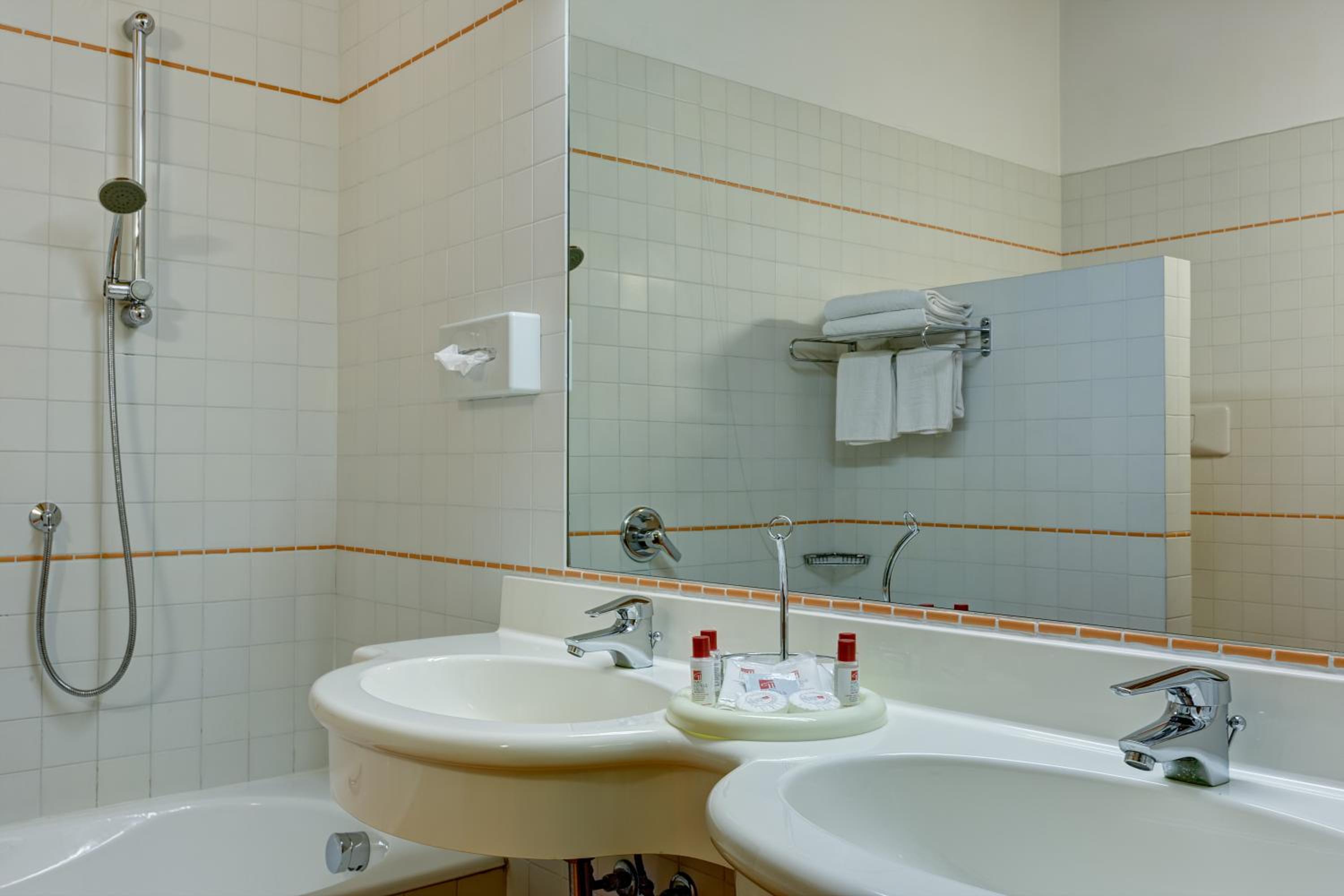 Superior Double or Twin Room - Photo 11