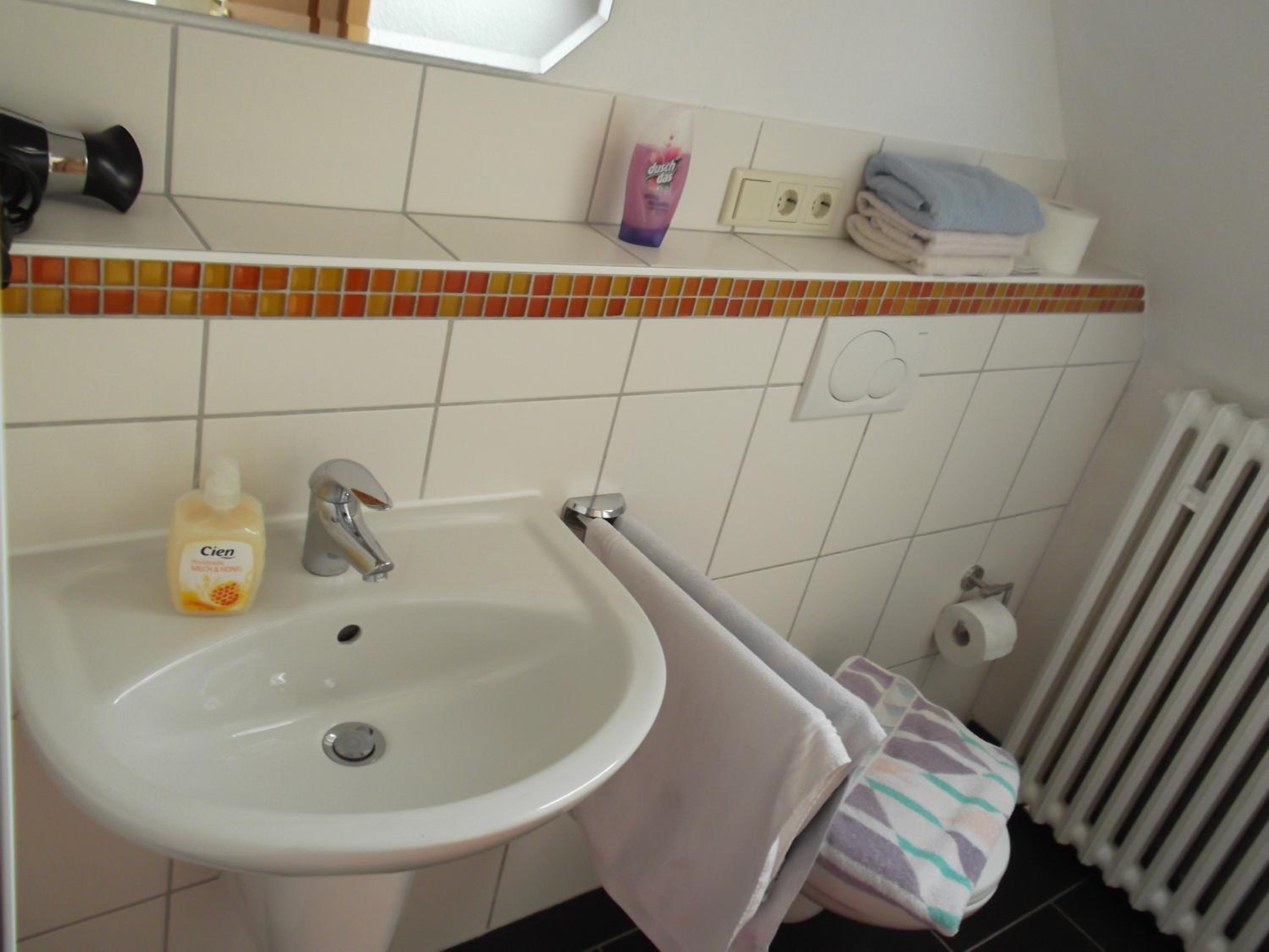 Apartment with Balcony - Photo 4