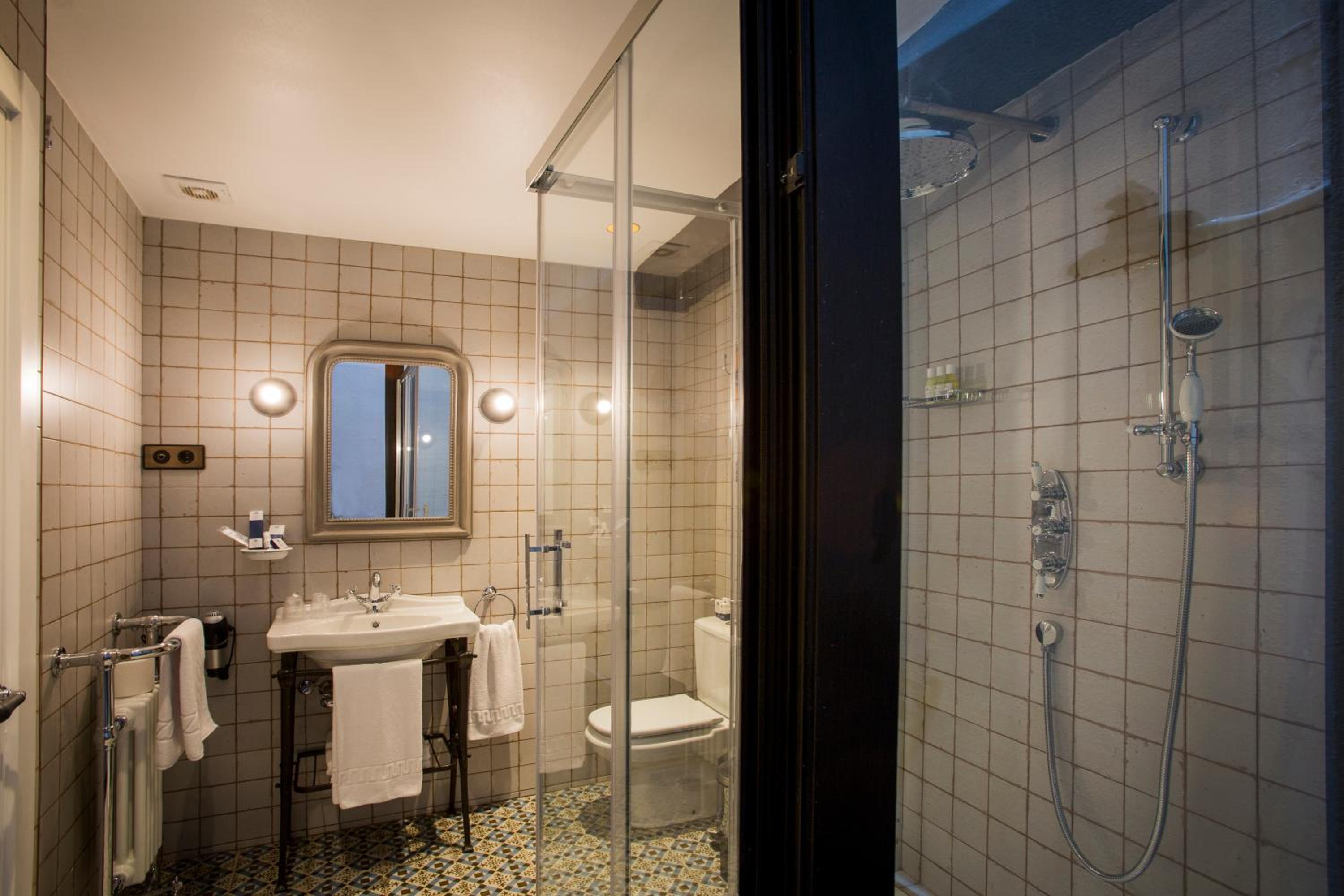 Standard Double or Twin Room - Photo 7